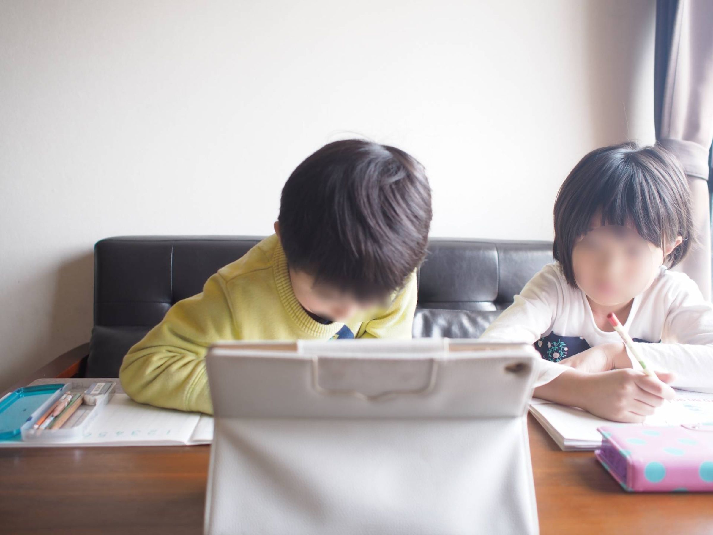 小兄妹一天18小時都在學習且全年無休,讓網友們直呼根本是恐怖片。(示意圖非當事小兄妹,PhotoAC)