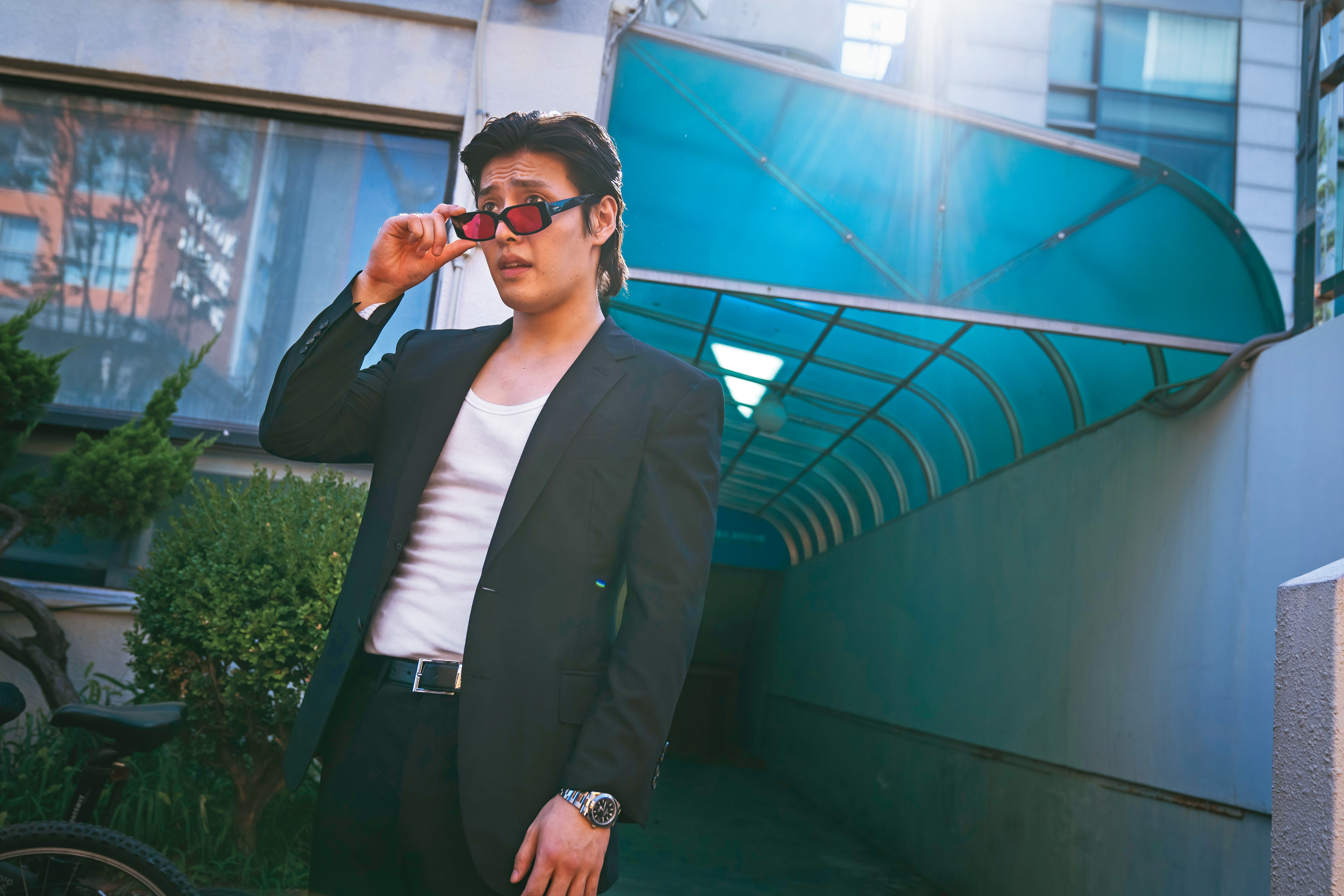 姜河那飾演的線人,靠著超強記憶與過人手腕,成為遊走黑白兩道的中間人。(可樂電影提供)