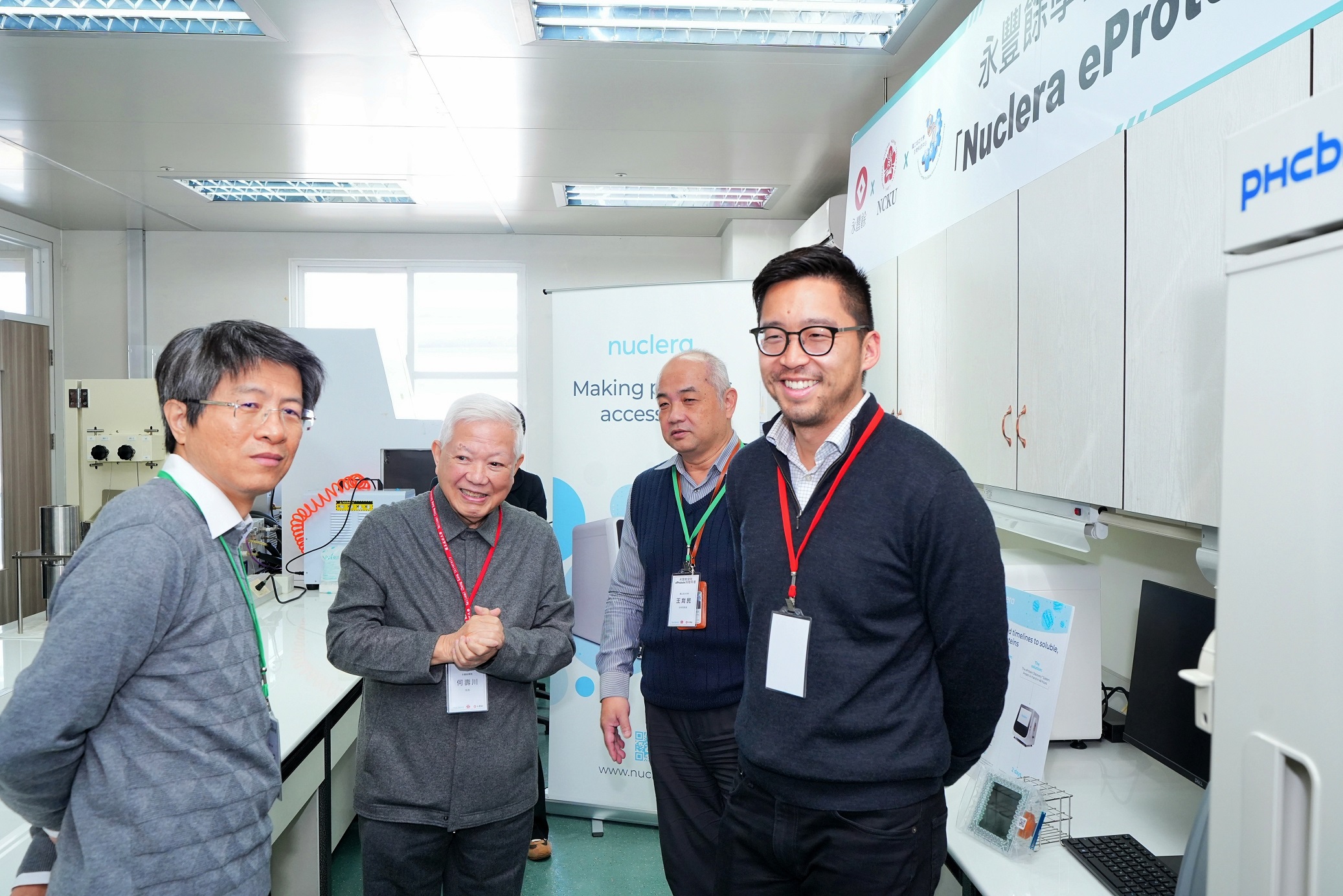 永豐餘學院院長何壽川（左二）與Nuclera執行長Michael Chen（右一）參觀實驗室。（業者提供）