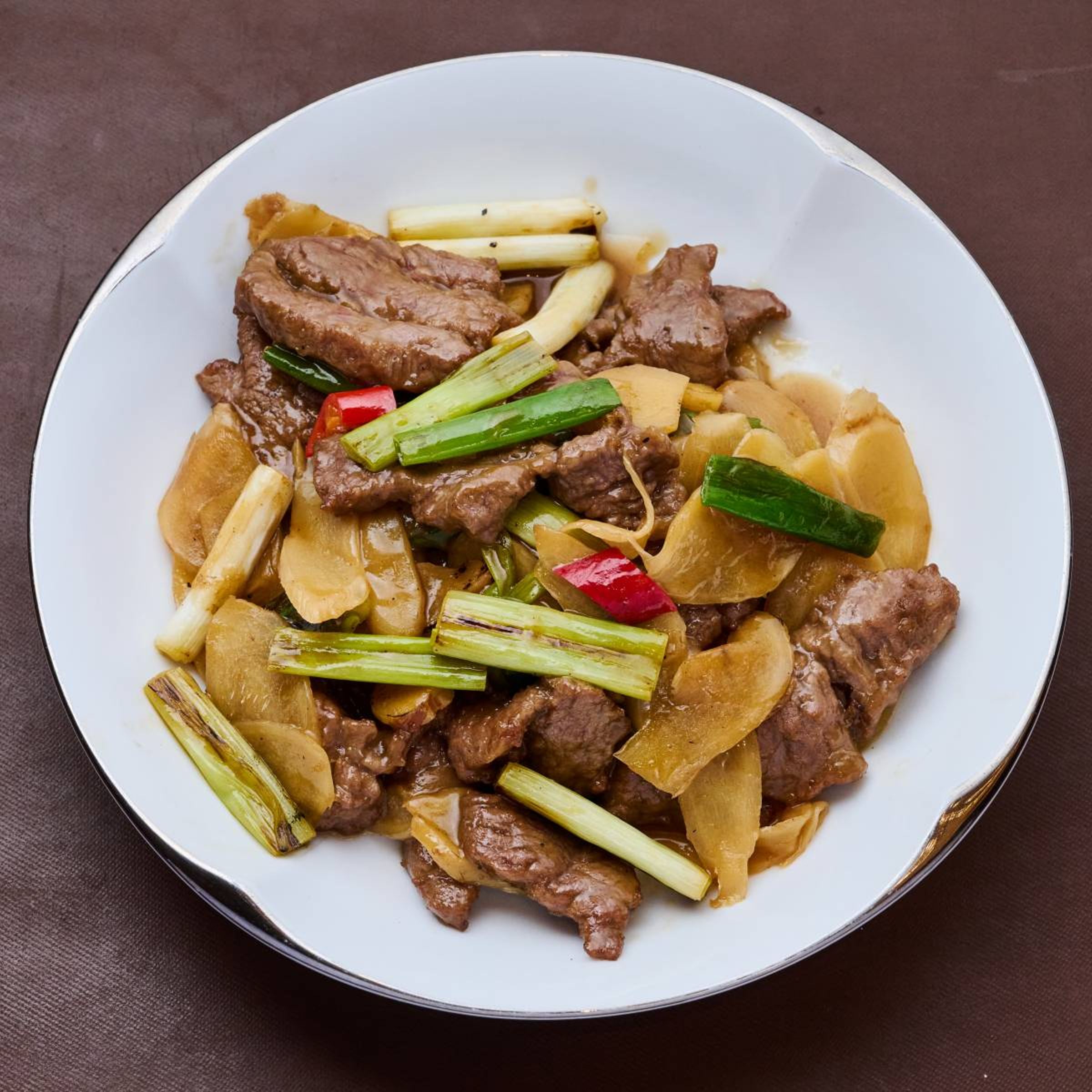 創意熱炒菜「漬薑炒菲力」融合鹹甜香辣等多種調味，口感也是滑嫩爽脆多元混合，與層次豐富的皇家禮炮相互輝映。