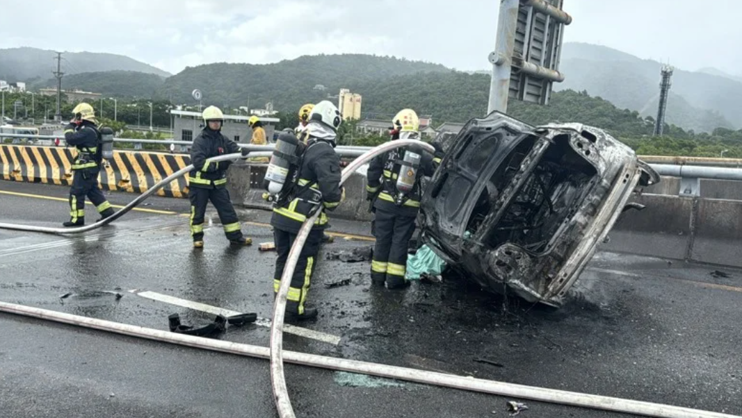 國道五號蘇澳交流道北上匝道昨日發生火燒車，一名女軍官逃生不及命喪火海。（翻攝畫面）