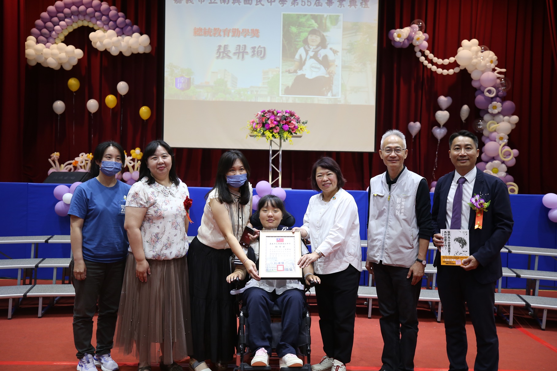 南興國中張羿珣同學與市長合照 。（嘉義市政府提供）