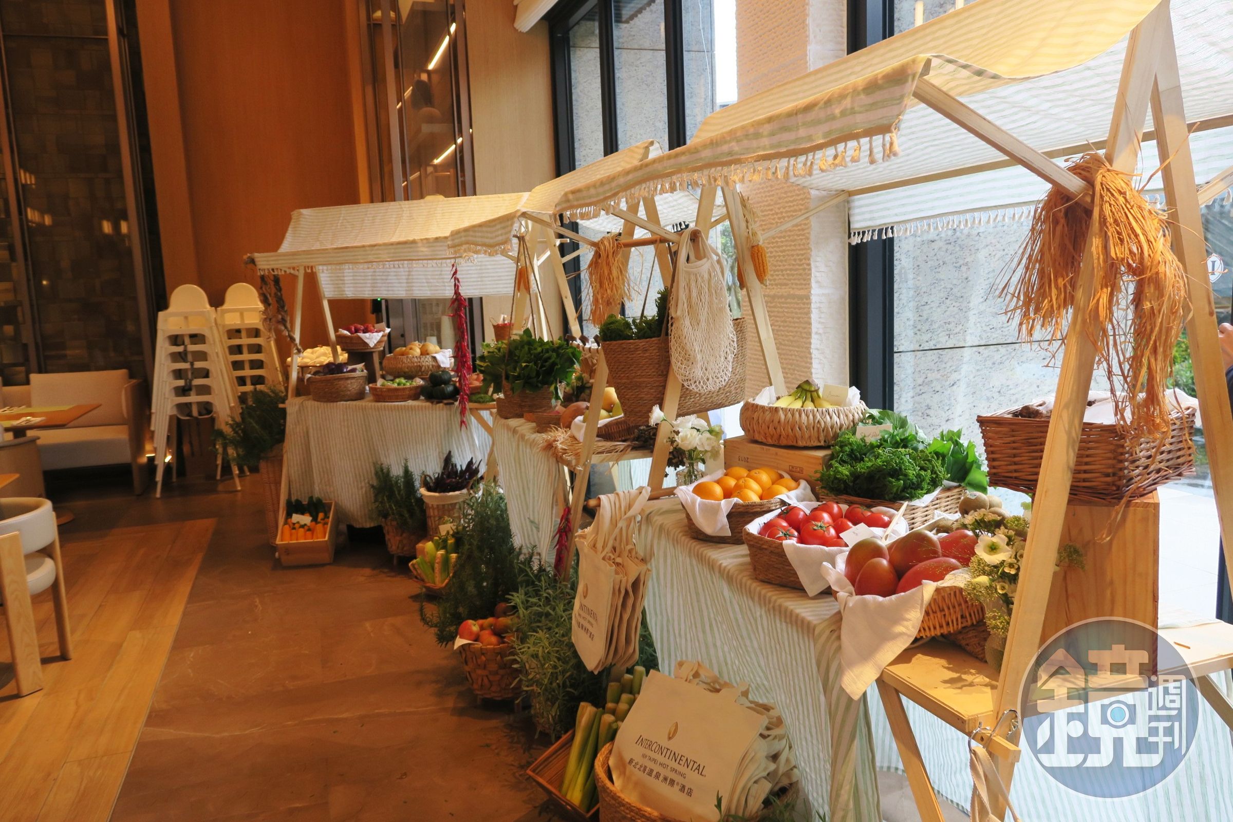 現場以歐洲Farmer's Market農夫市集為靈感,精選金山及北海岸當季地瓜、芋頭、茭白筍等地方農產,讓婚禮賓客依照喜好挑選帶回家。