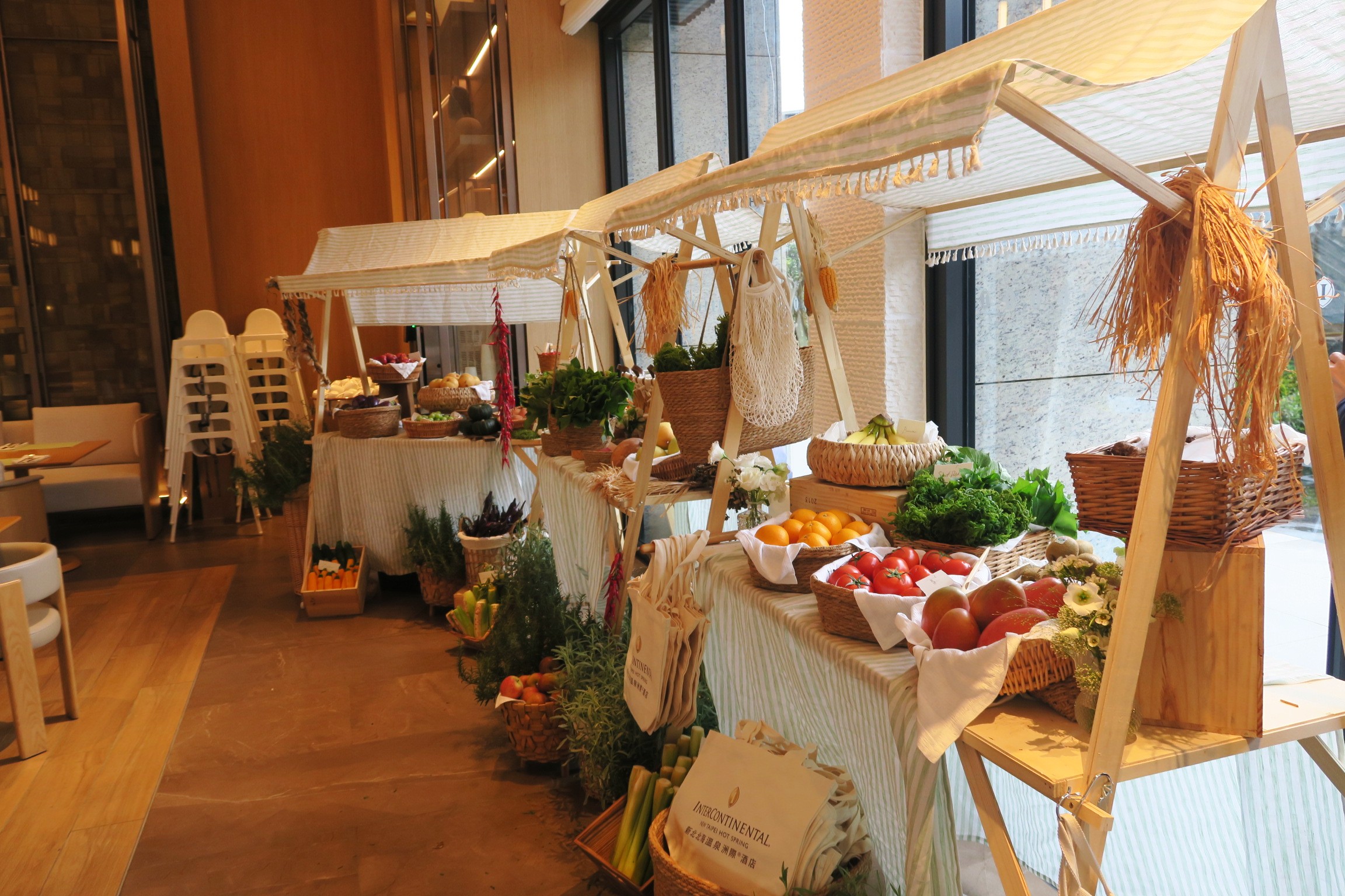 現場以歐洲Farmer's Market農夫市集為靈感,精選金山及北海岸當季地瓜、芋頭、茭白筍等地方農產,讓婚禮賓客依照喜好挑選帶回家。