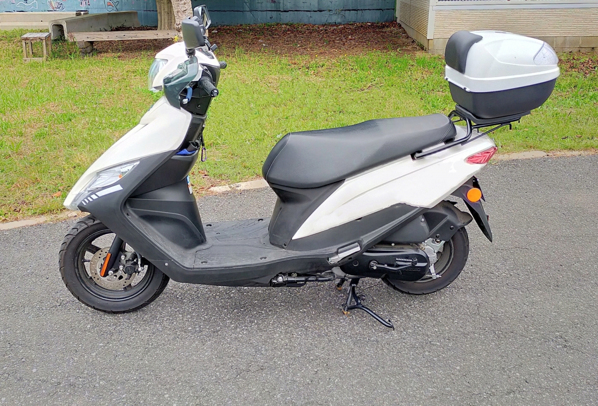 針對停機車立中柱或側柱的問題，近來引發網友論戰，但其實法律並沒有明確規定，但若妨礙他人或超出停車格，仍可依違反《道交條例》開罰，圖為示意圖。（翻攝畫面）