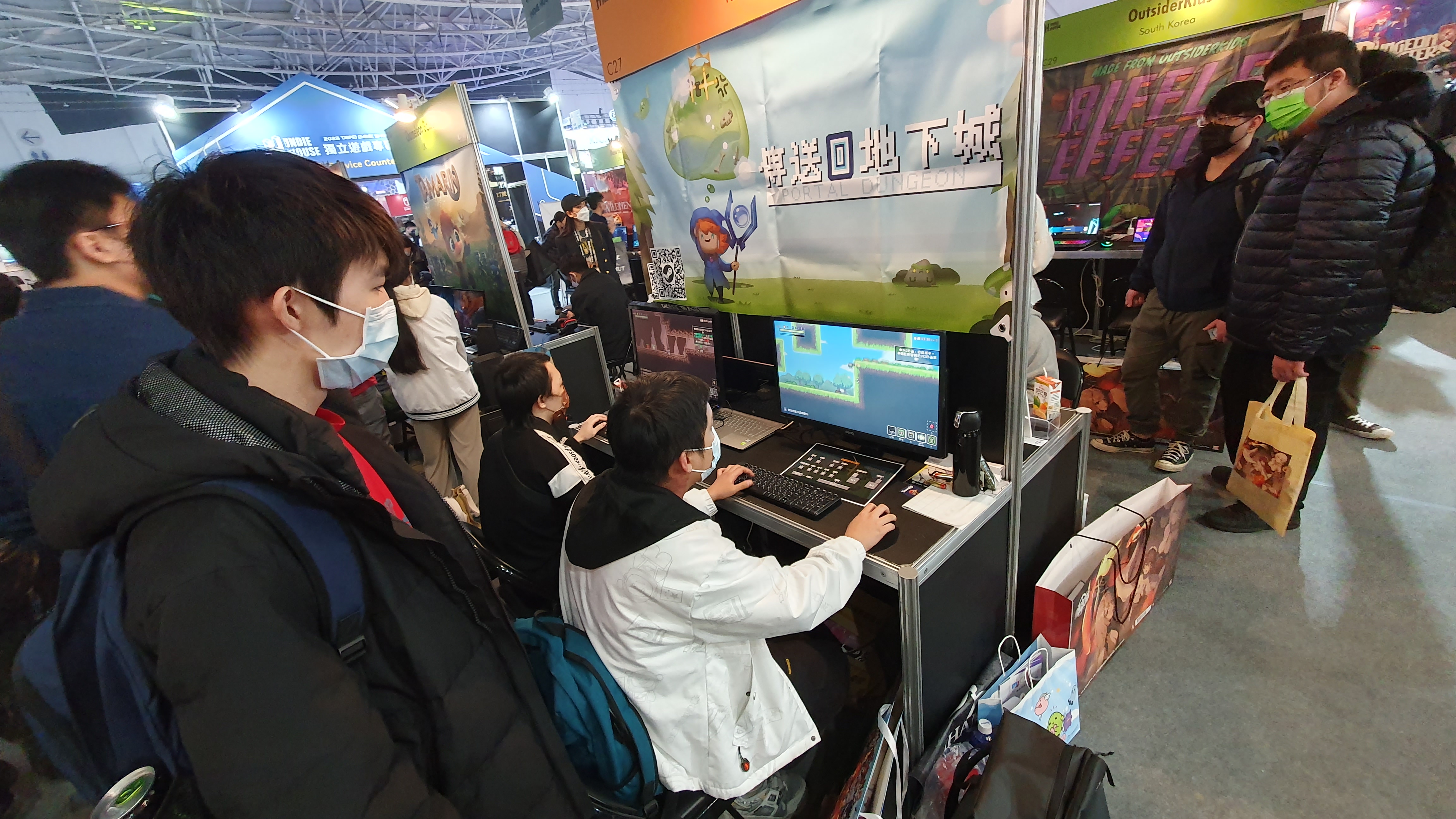 《傳送地下城》開發期間參加國內許多展覽，增加曝光並收集玩家意見持續改進遊戲。（暮犬工作室提供）