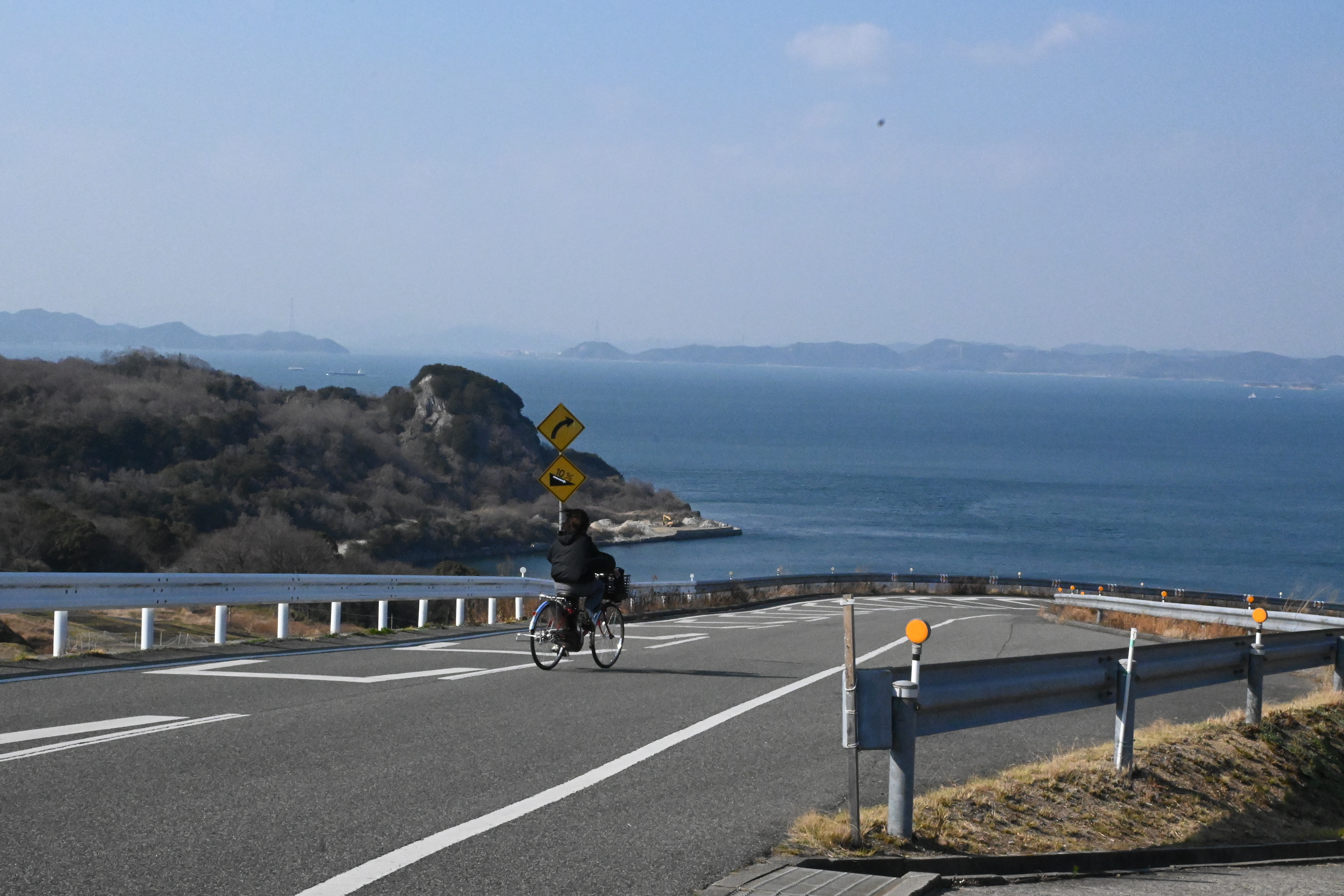 豐島自2010年起成為瀨戶內國際藝術祭會場,檀山矗立於島嶼中央,海拔標高約330公尺,山麓則唐櫃之湧水滋潤著梯田。