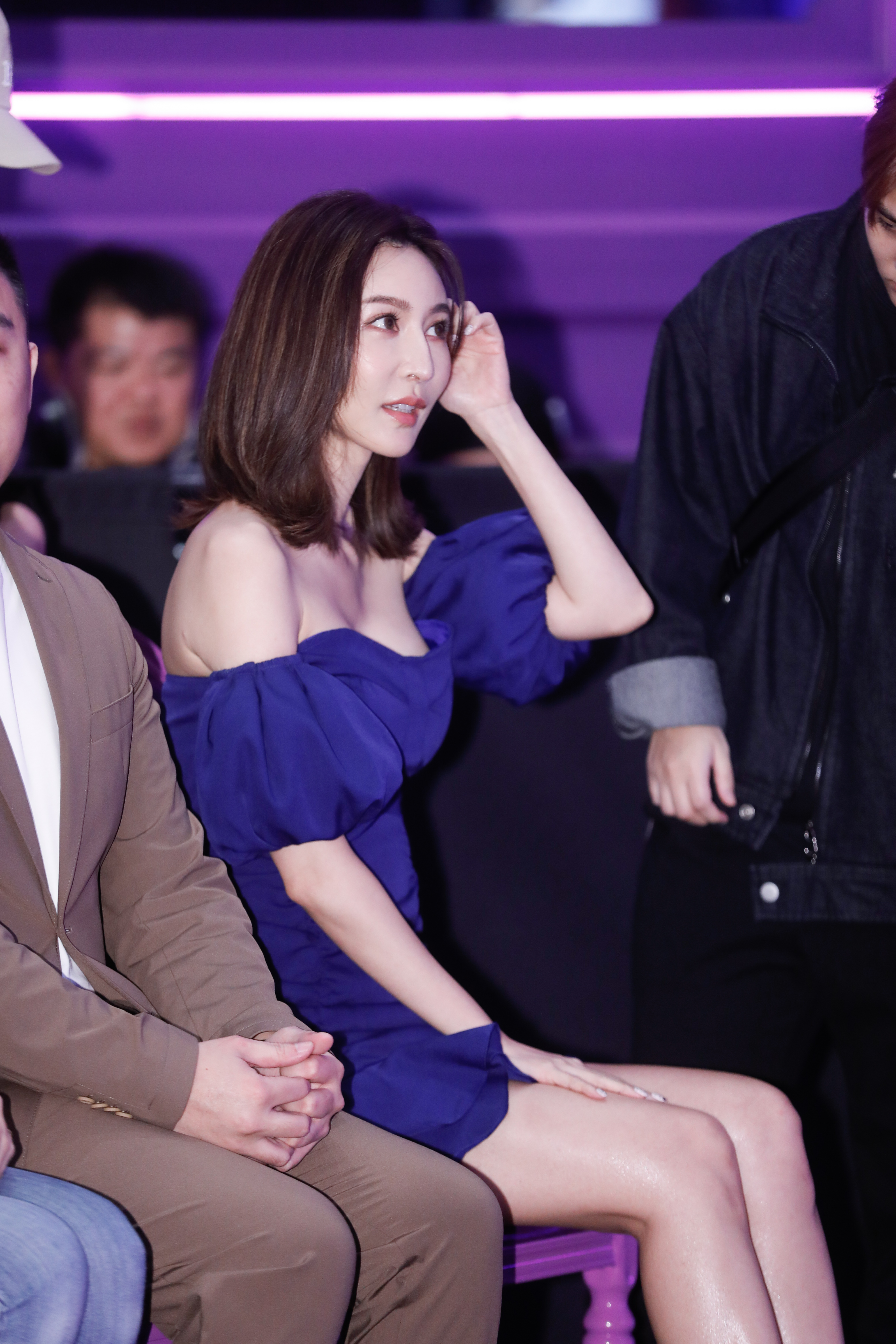 曾莞婷低胸現身展現好身材。