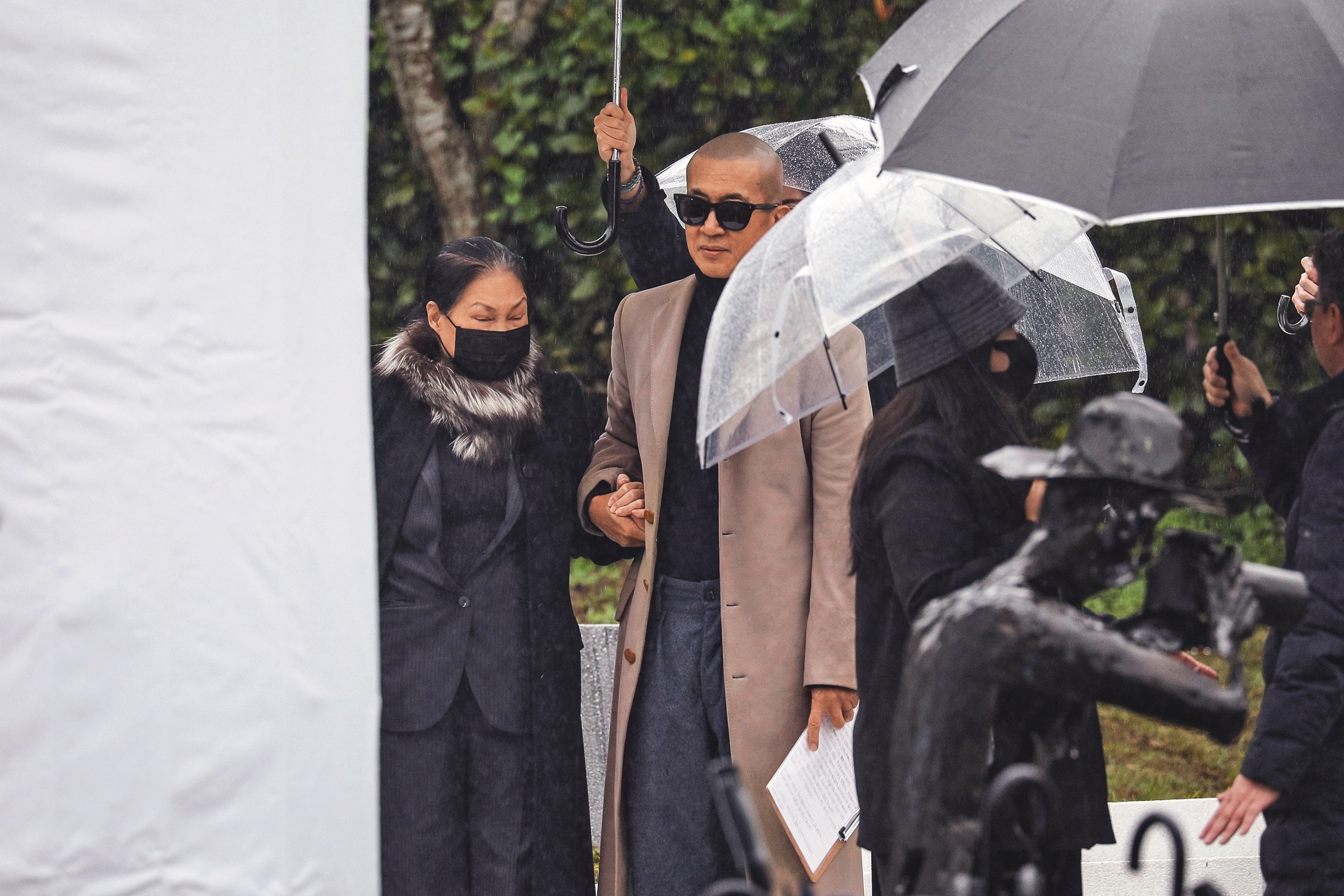 S媽護產防具俊曄／大S雕像前手挽手落淚　S媽找李靚蕾律師團防具俊曄爭遺產