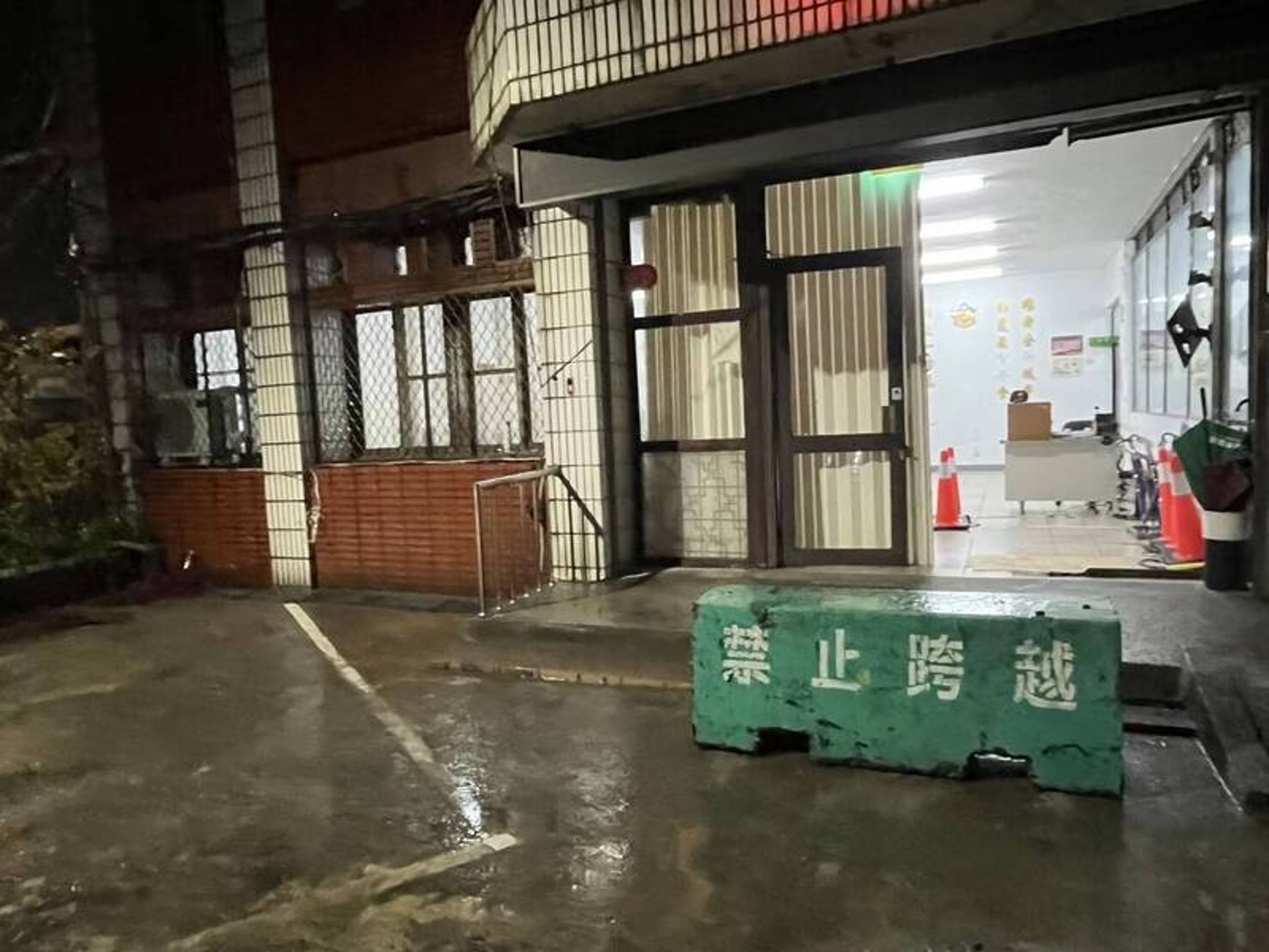 基隆市警局找來吊車，將重達2噸水泥墩，放置出事的八堵分駐所前，以為亡羊補牢之計。（讀者提供）