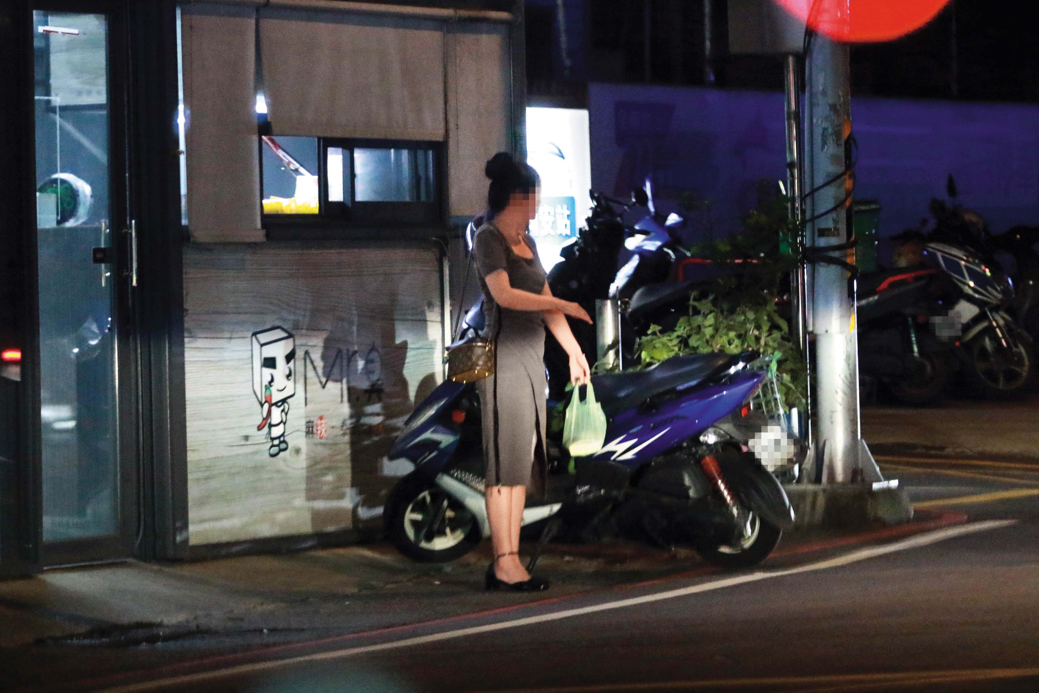 6月20日，之前護理師幫江坤俊買晚餐時，站在路邊看來舉止很優雅。