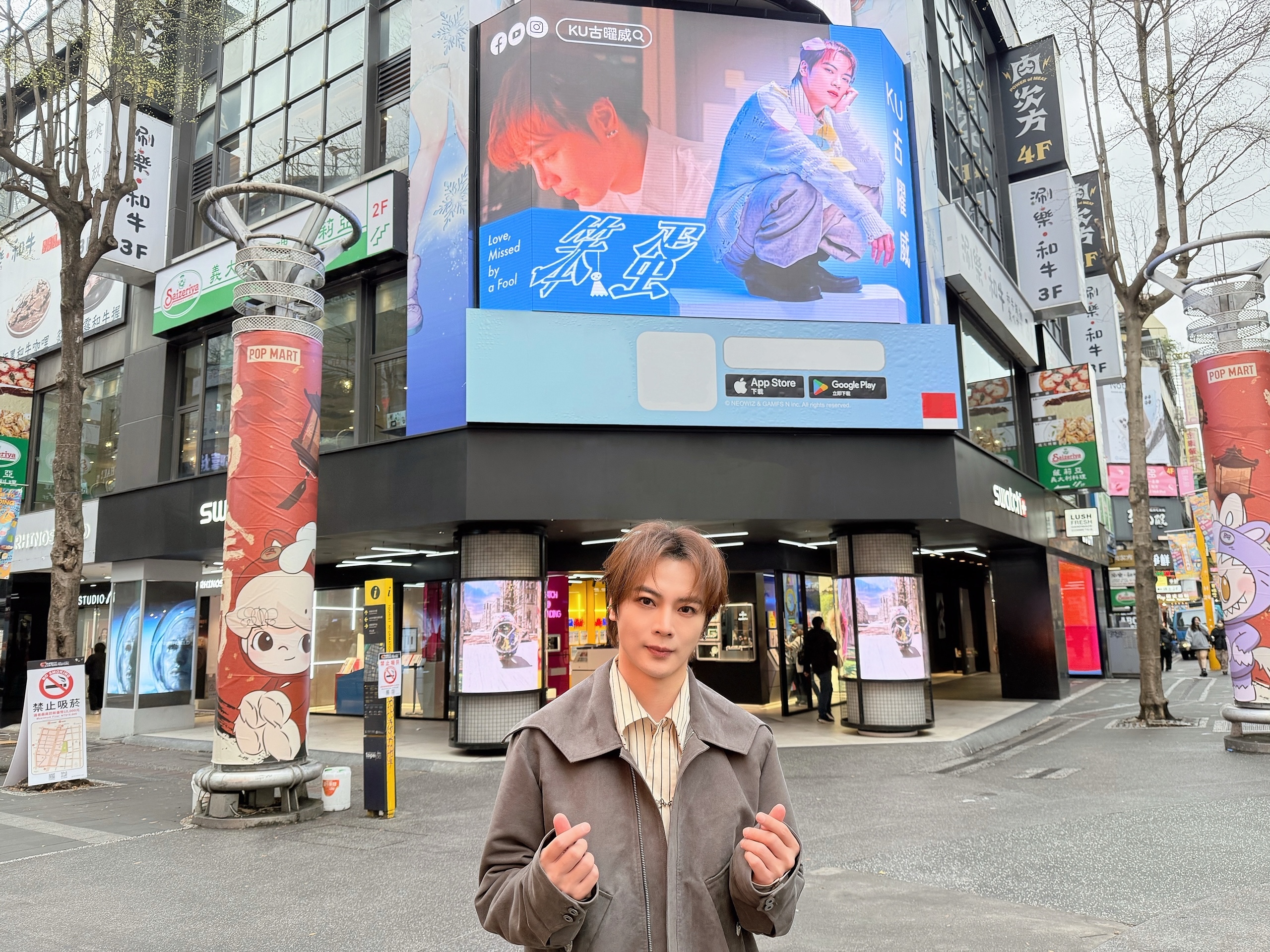 古曜威前往西門商圈，與自己的大型電視牆廣告合照。
