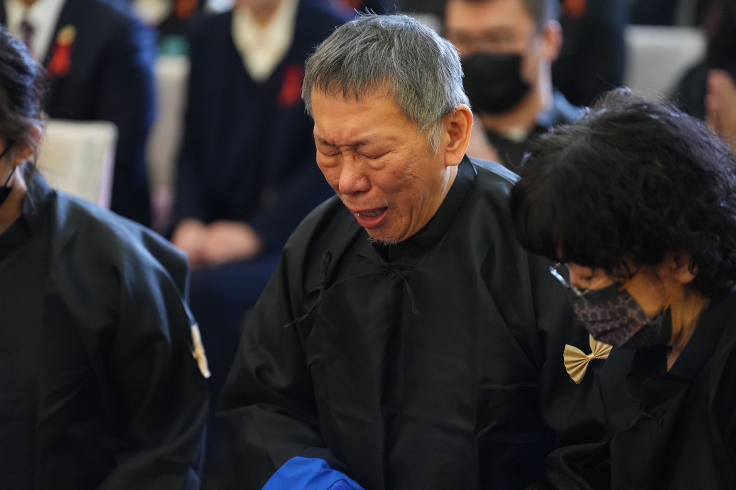今(10日)柯文哲父親柯承發舉行告別式,台北看守所准許柯戒護奔喪,而柯文哲手腳並未戴著戒具步入家祭會場。(民眾黨提供)