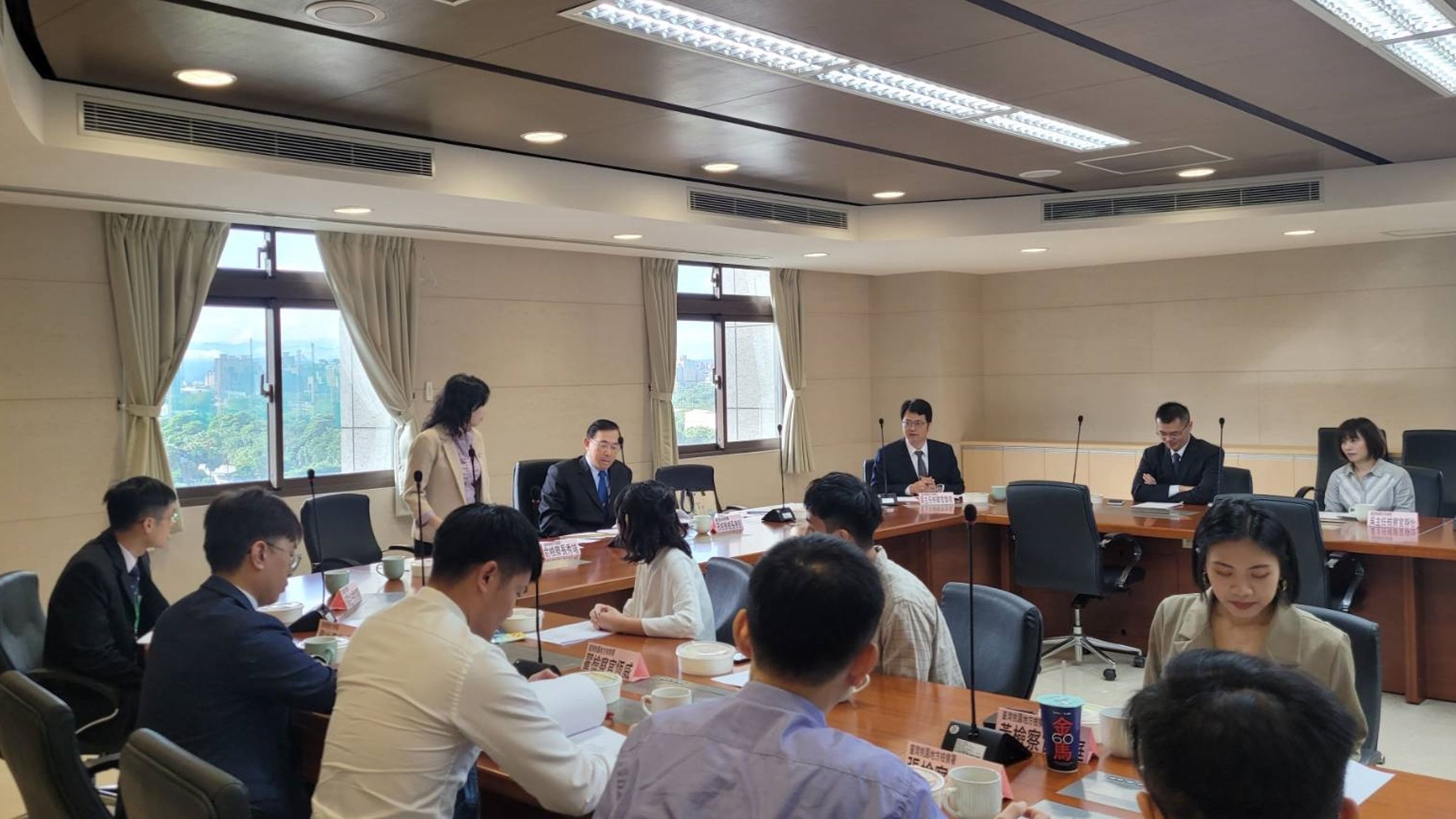 檢察總長邢泰釗親赴桃檢肯定專案小組查扣大選百萬賭金並押2組頭,還補助選舉經費嘉勉團隊。(最高檢提供)