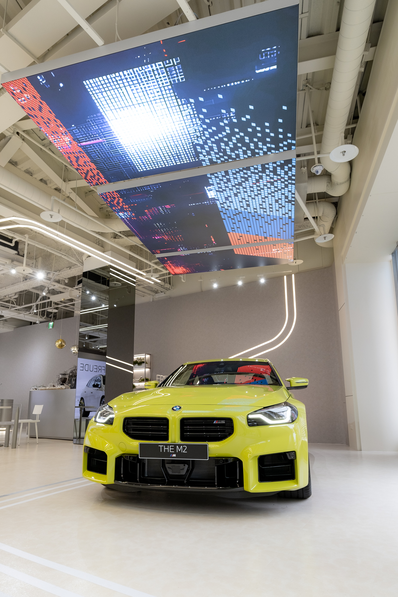 「FREUDE by BMW」品牌概念店率先展出兩款備受矚目的性能車款，為全新空間揭開序幕。其中BMW M2 Coupé 以銳利有神的車頭造型與張力十足的車身線條，搭配承襲經典的後驅架構與直列六缸引擎，完美詮釋對純粹駕馭熱情的極致追求