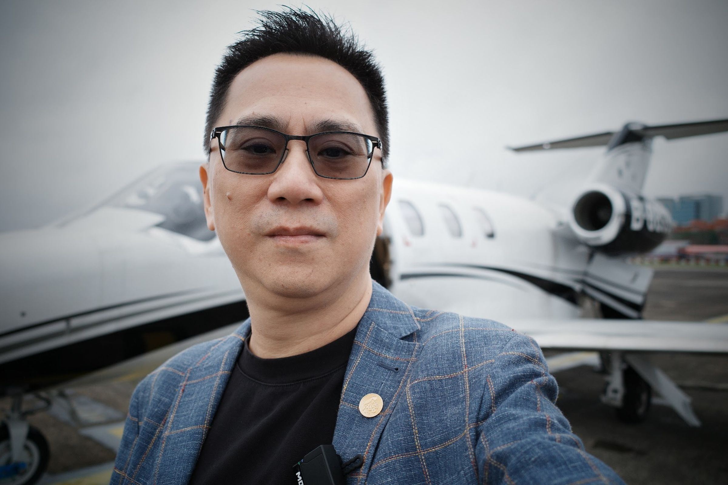 486先生秀出自己搭私人飛機的照片,卻遭質疑他在不得拍攝的松指部擅自攝影。(翻攝自陳延昶臉書)