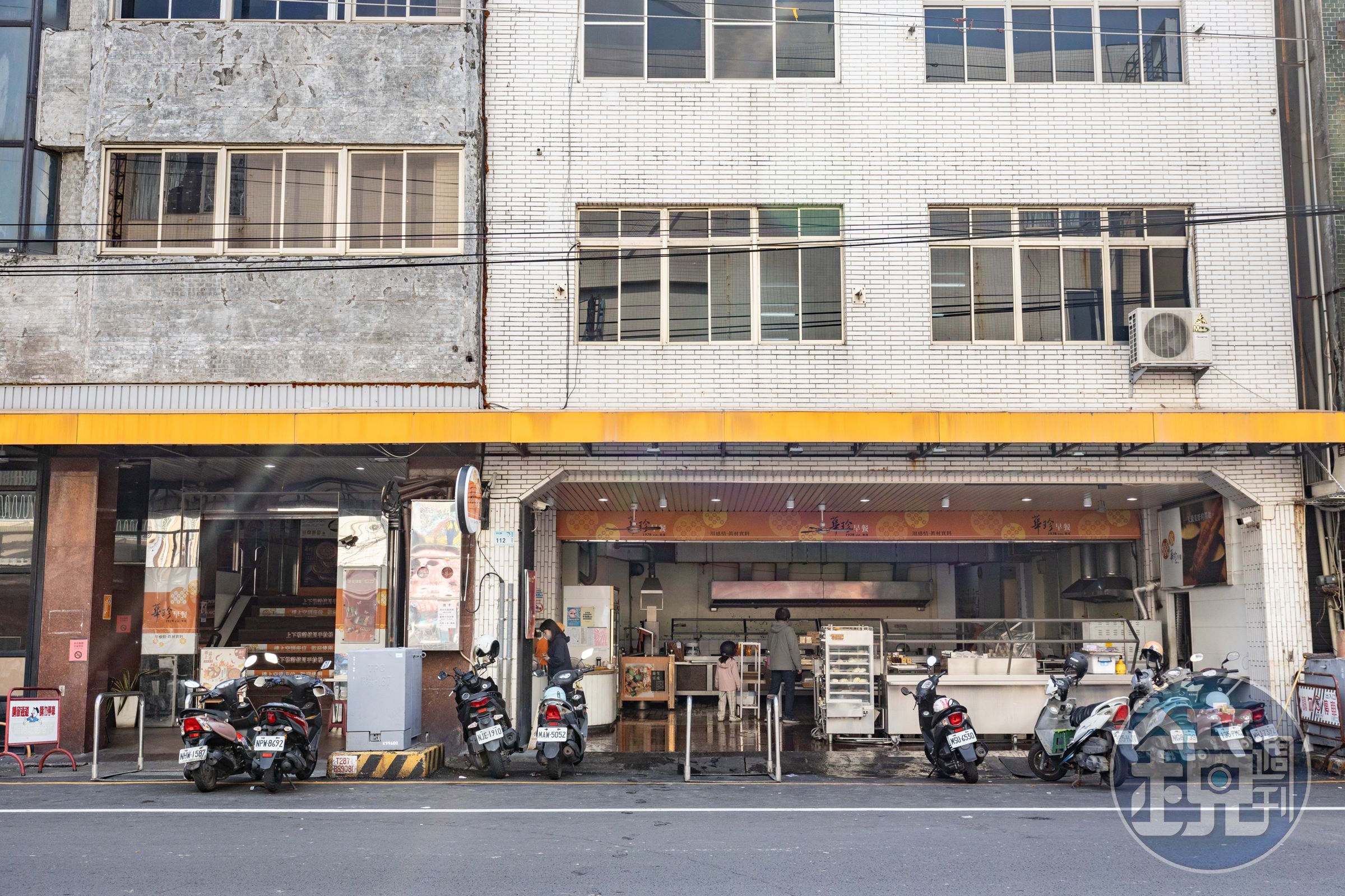 「華珍食品」由許順翁在1978年創立，由早餐店起家後，跨足食品產業擴大經營。