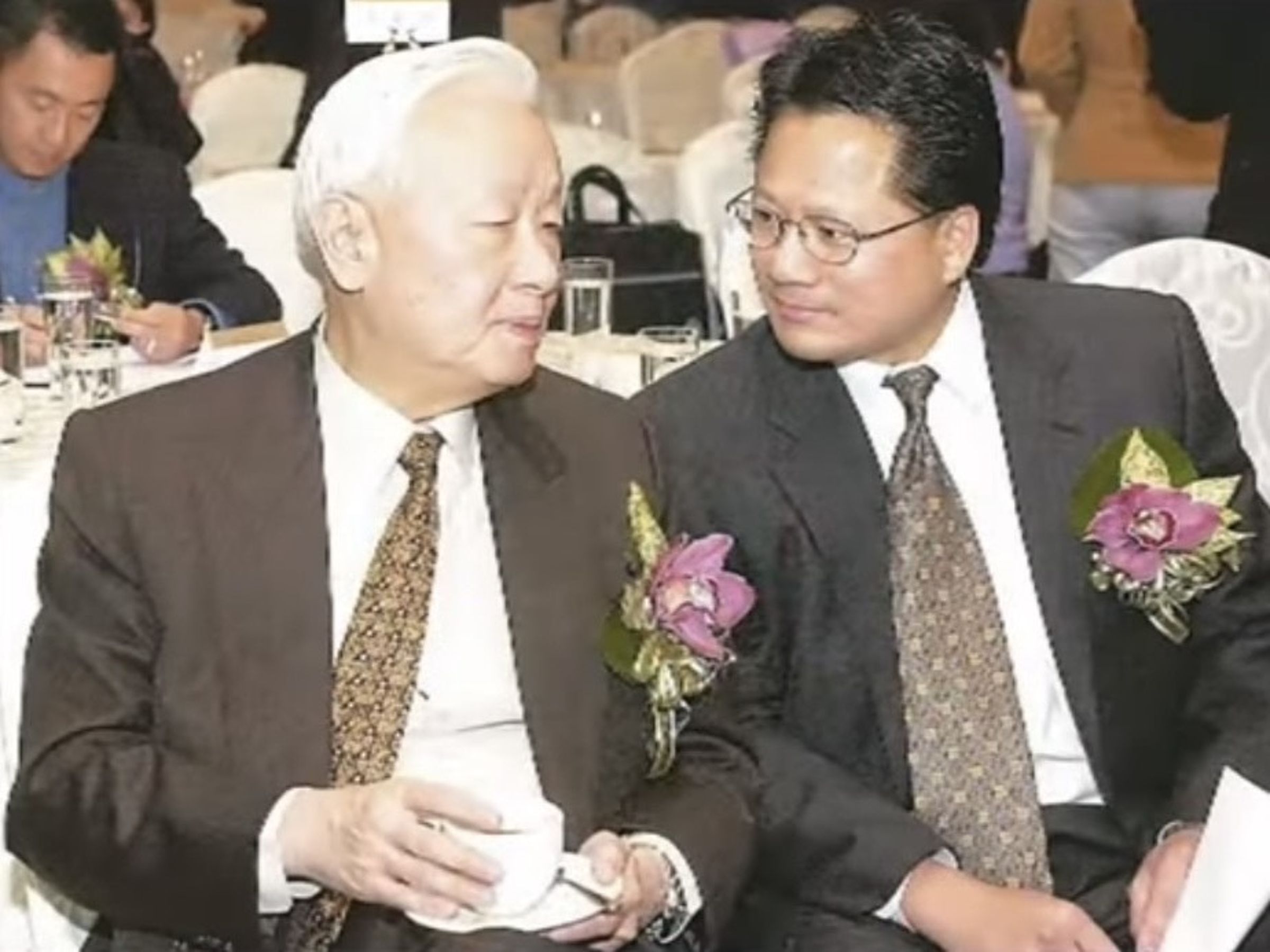 黃仁勳(右)與張忠謀(左)交情深,在演講活動秀出2人昔日舊照。(畫面提供NVIDIA YouTube)