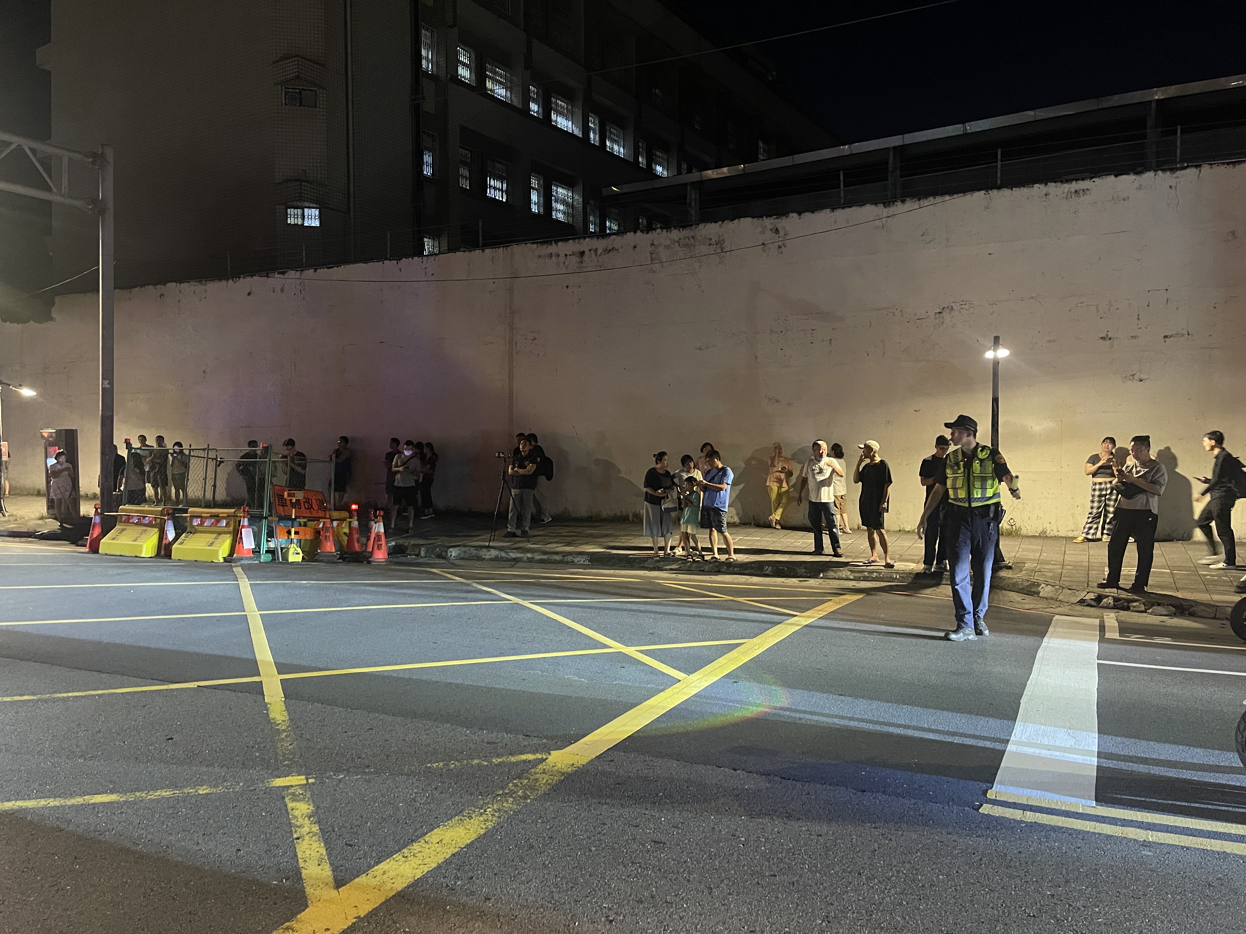 載著柯文哲的囚車抵達台北看守所外，大批民眾聚集圍觀。