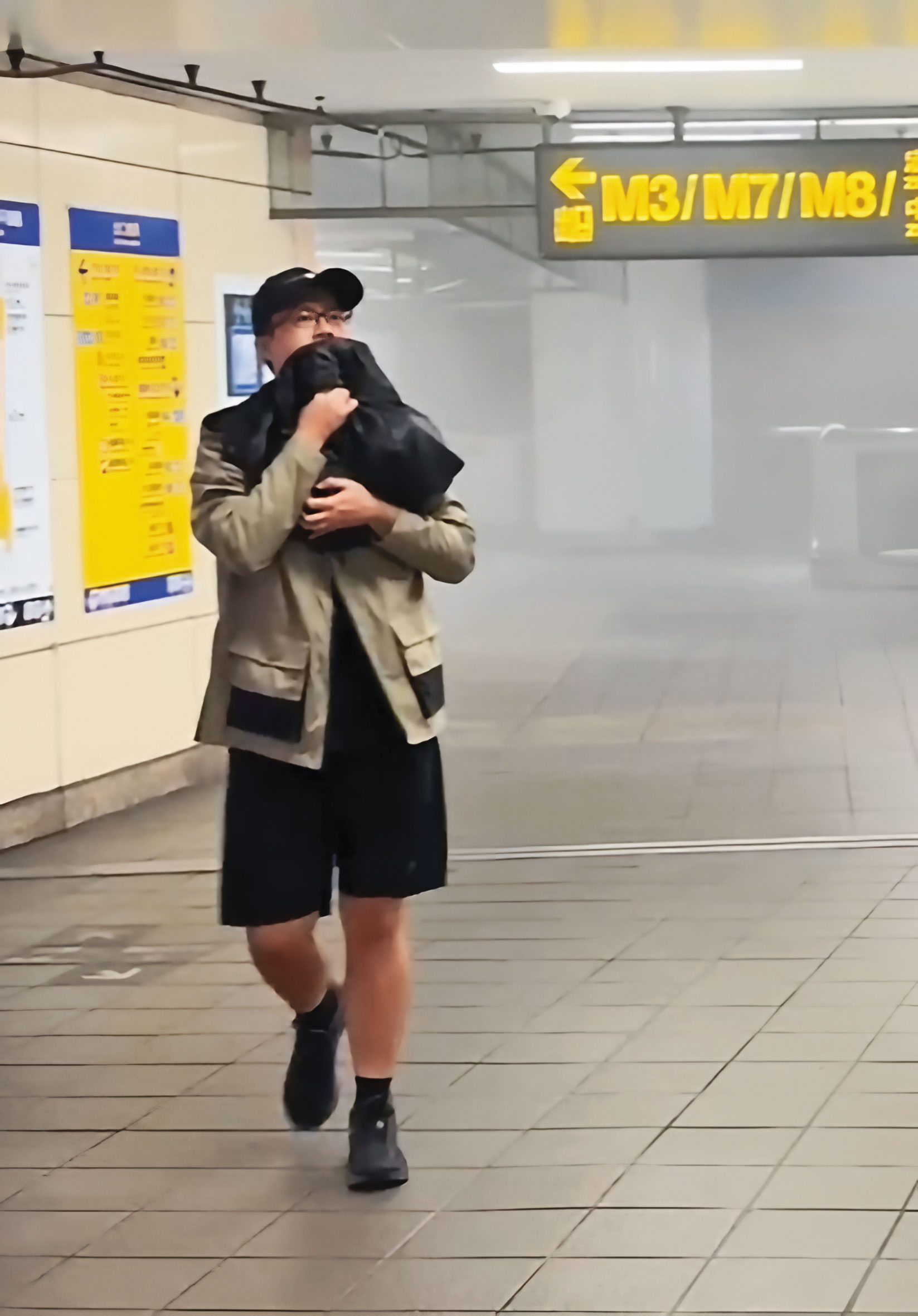 張文在捷運台北車站內犯案後,變裝混入人群,逃離現場。(畫面來源:cheetah.333594 Threads)