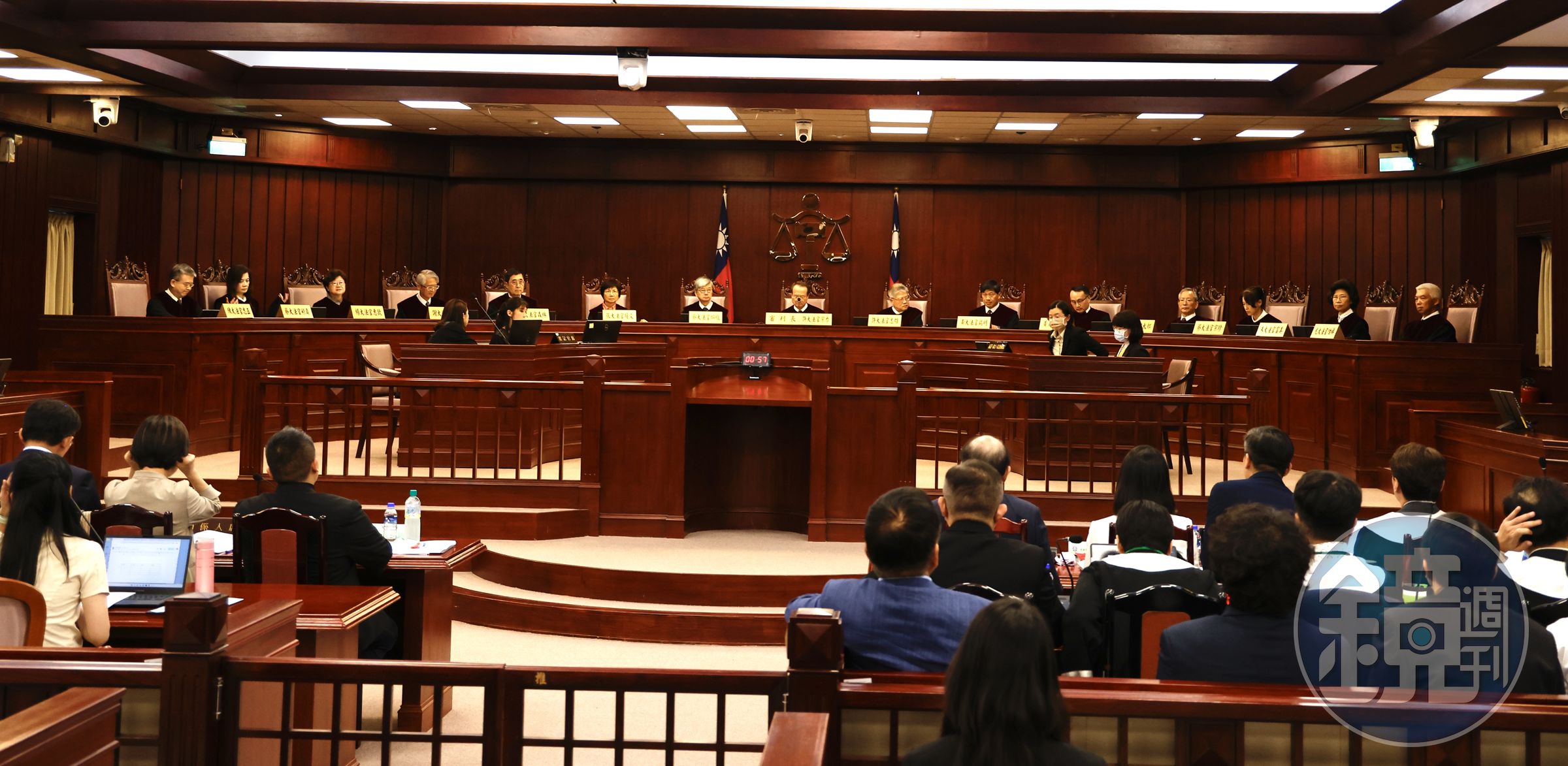 憲法法庭10日歷時3小時，聽取各聲請人及指定相關機關陳述意見，今天對暫時處分做出裁定。