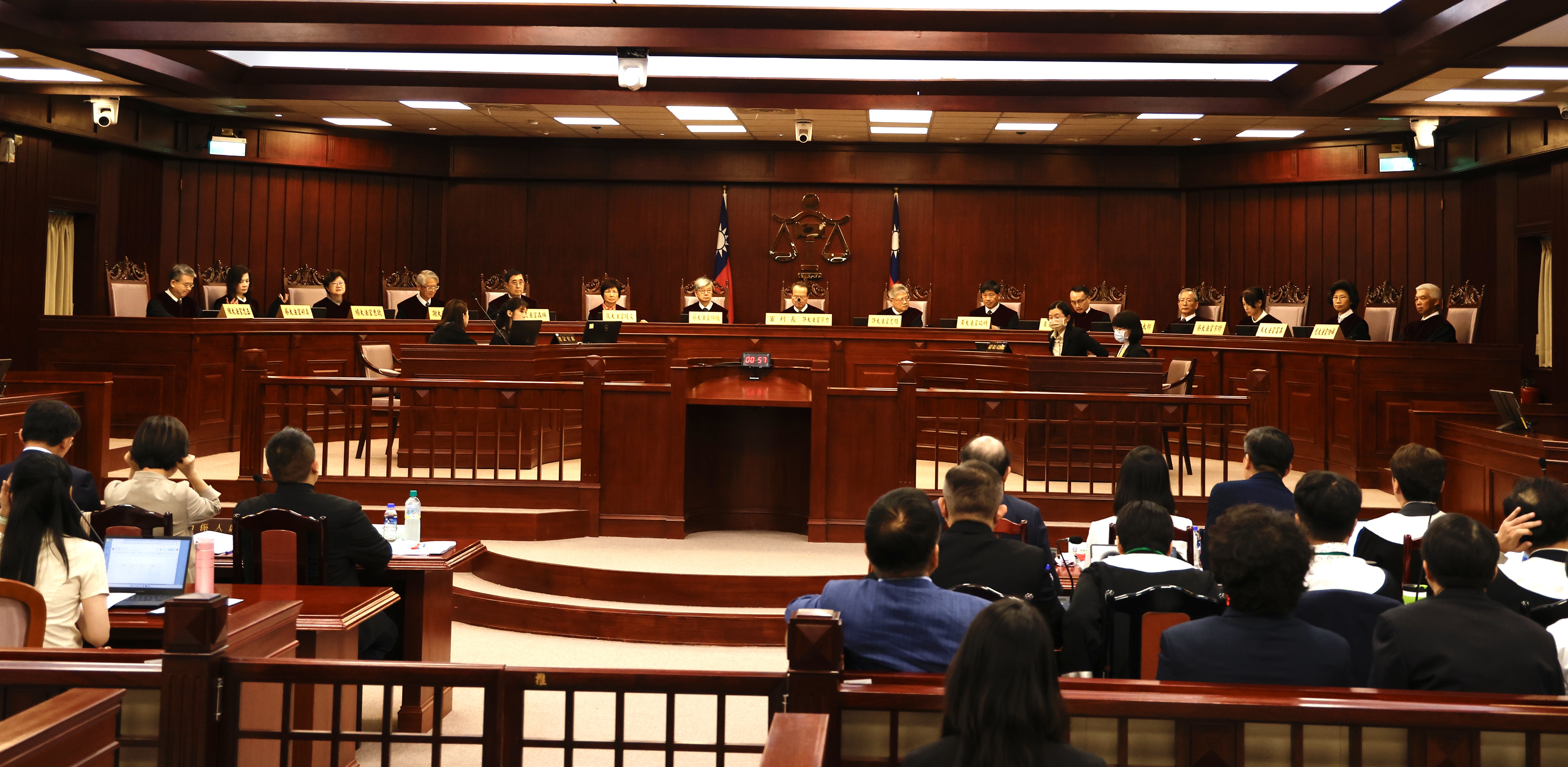 憲法法庭10日歷時3小時,聽取各聲請人及指定相關機關陳述意見,今天對暫時處分做出裁定。