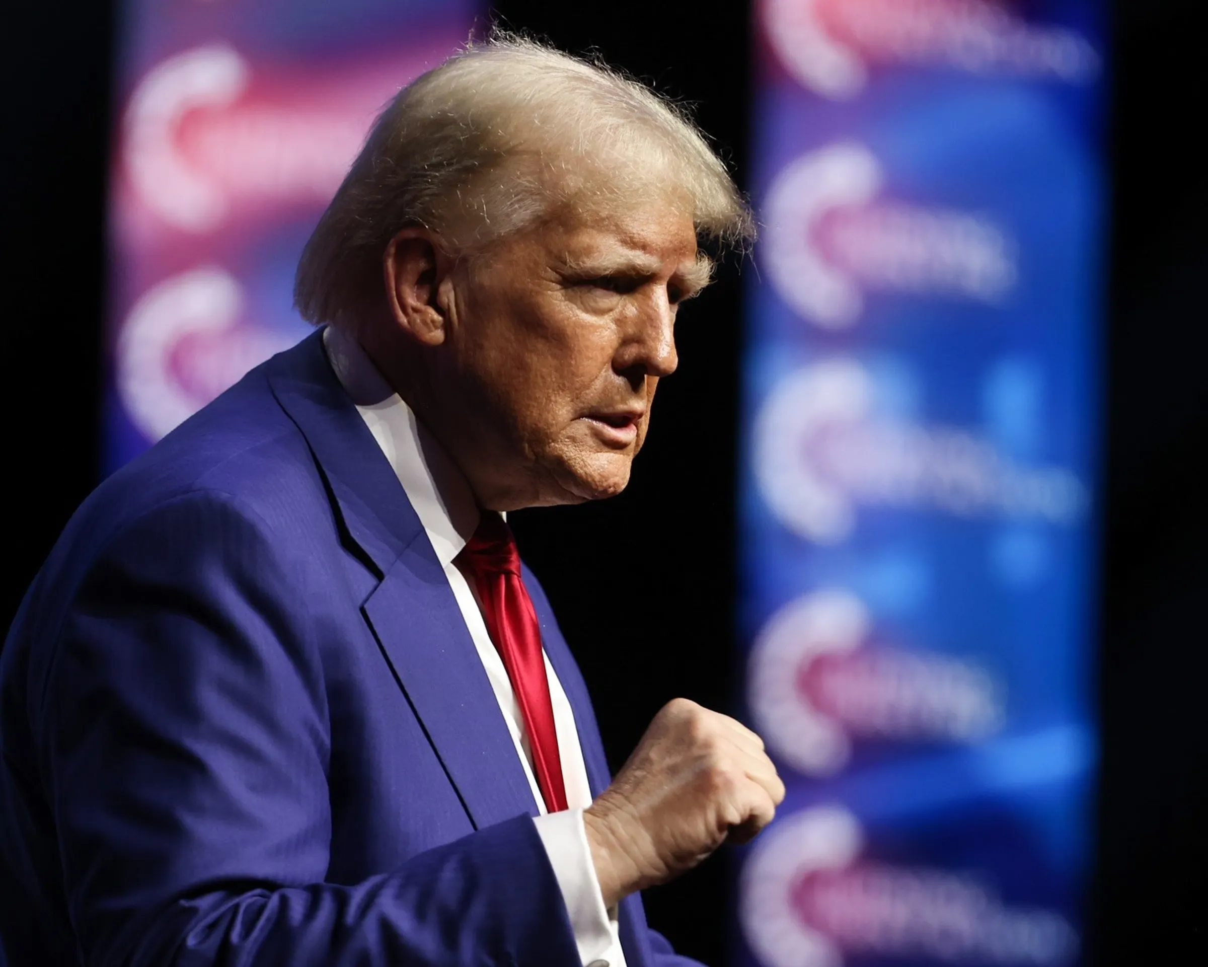 美國總統當選人川普證實，自己上任後將宣布美國「進入緊急狀態」，擬動用武力驅除非法移民。（翻攝自臉書@ Donald J. Trump）