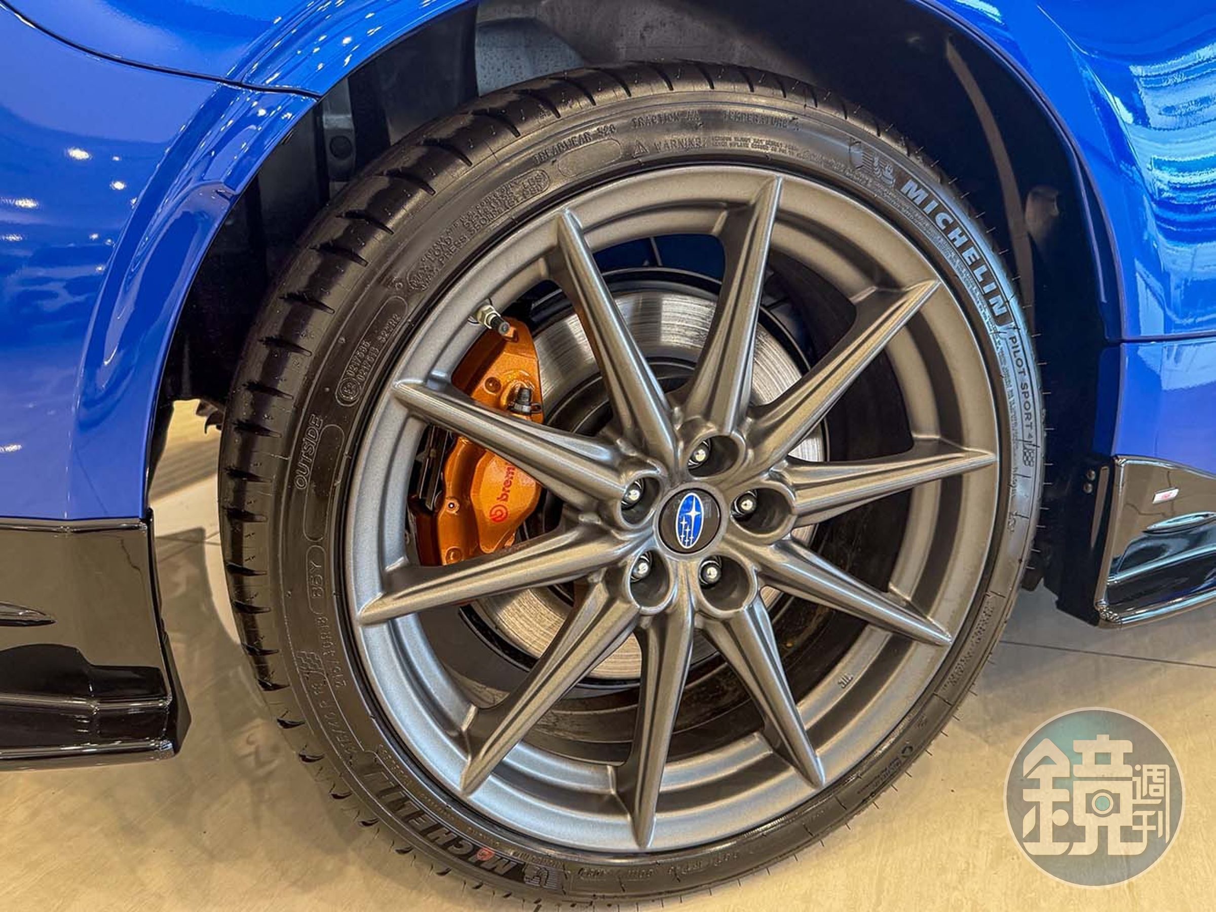 金色外觀搭配紅色Brembo字體的招牌卡鉗設計，相當搶眼。