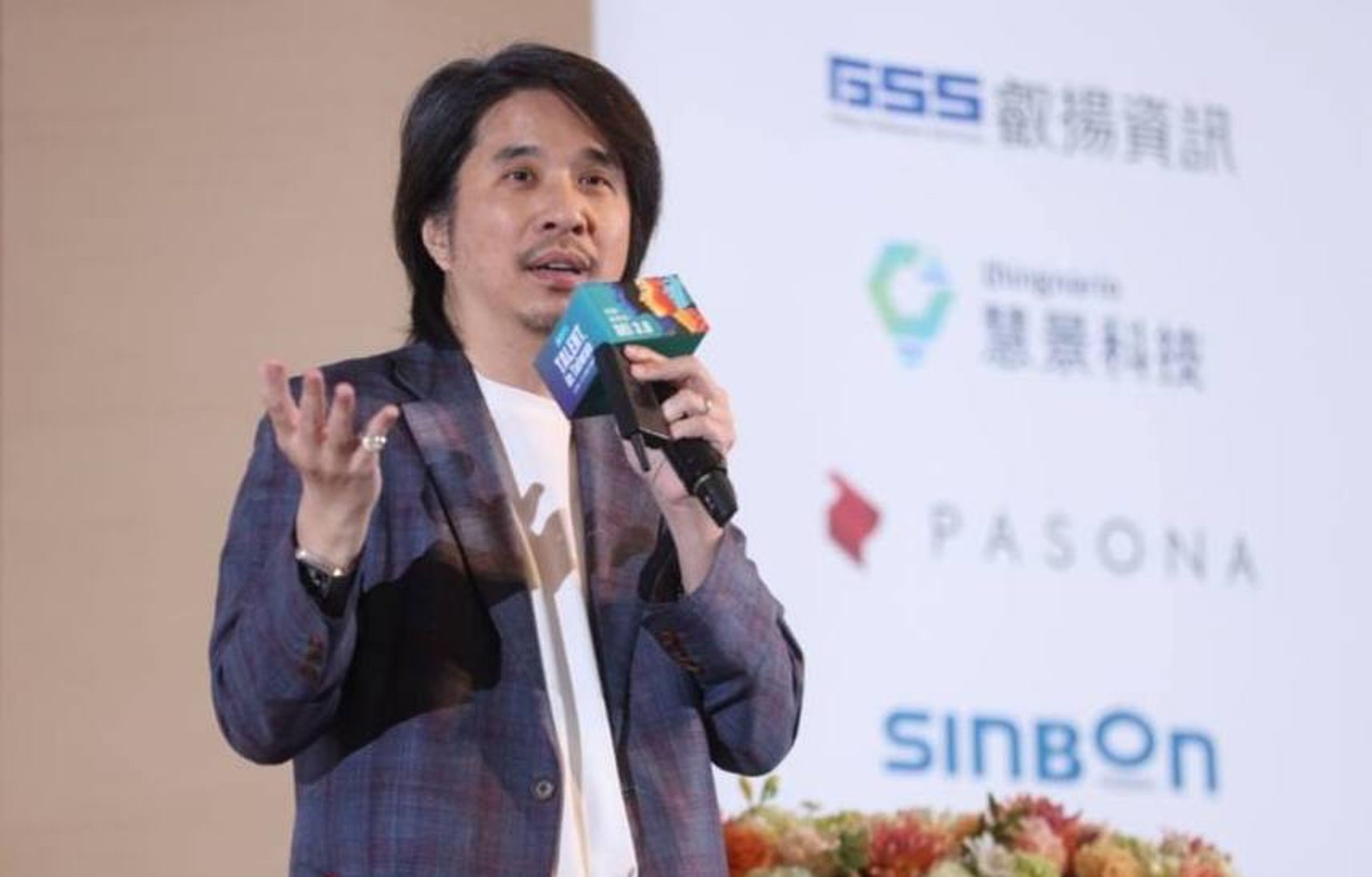 教育部次長葉丙成因公布性平受害者資訊,惹出爭議。(翻攝葉丙成臉書)