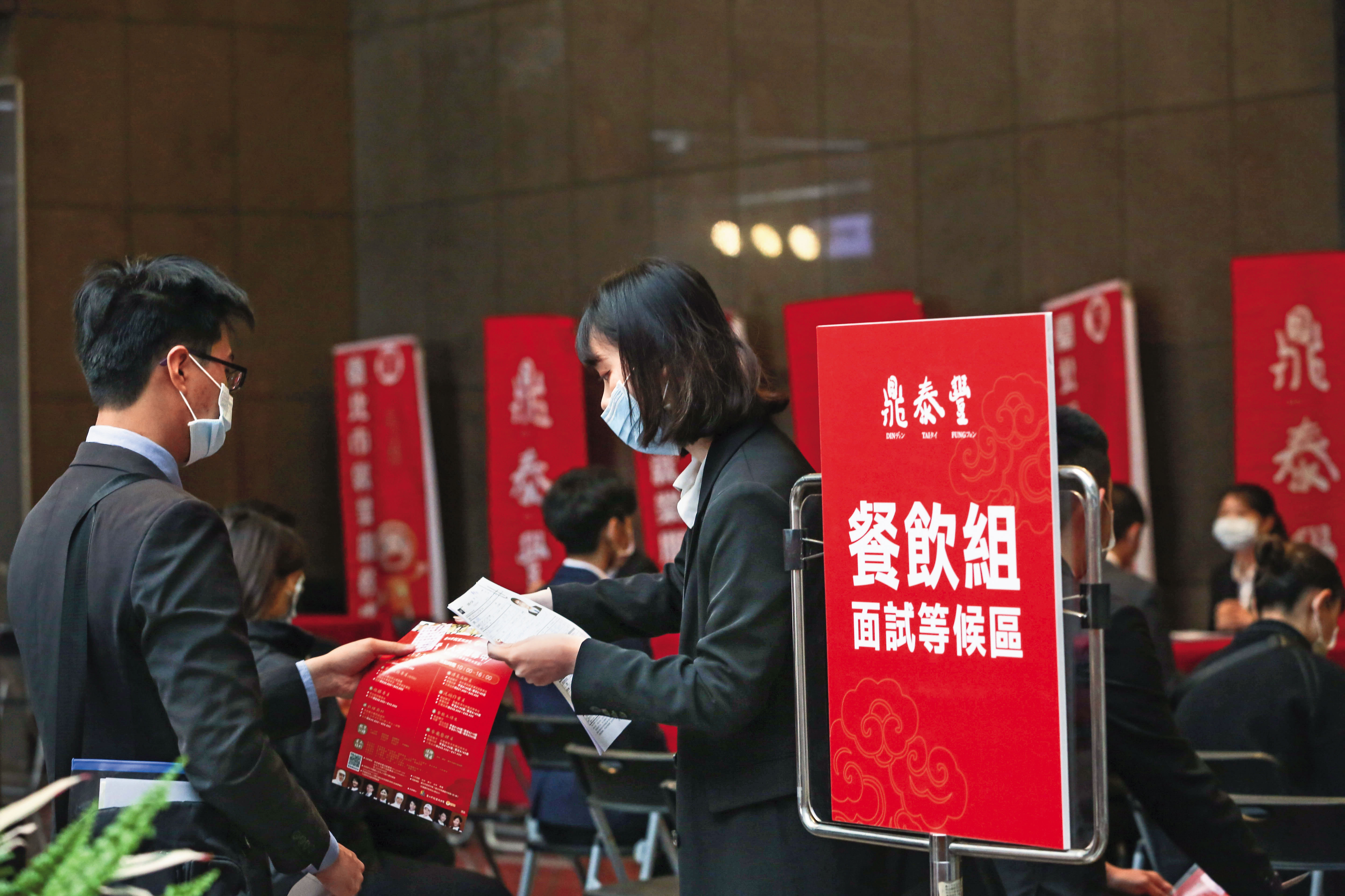 餐飲業爆發缺工潮,為與大咖搶人,中小型餐飲業者吹起一股上市潮,希望藉此吸引人才。