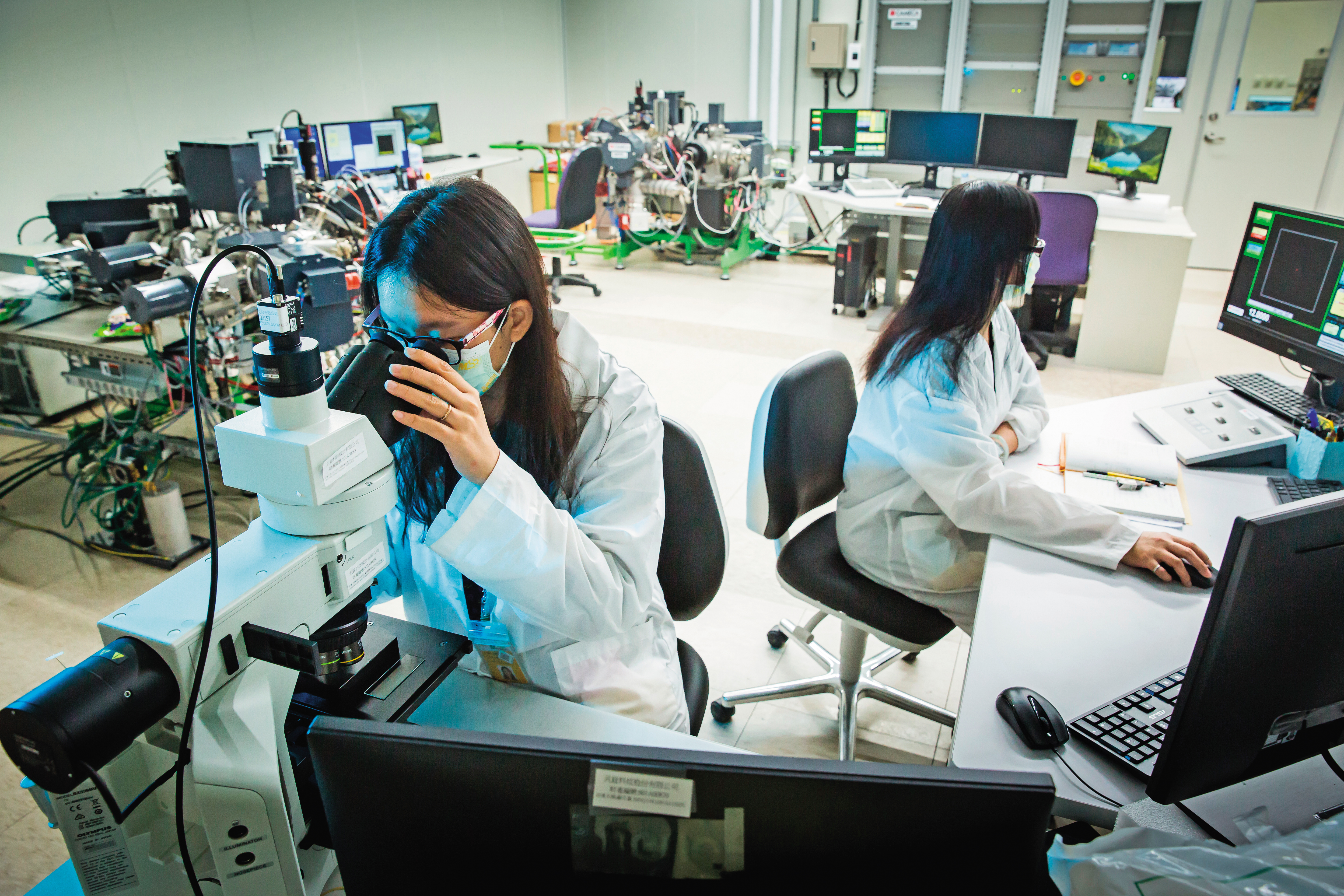 拉到晶背的電源，鑽完孔得精準對準密密麻麻電晶體以利導電，如何穩定蝕刻良率，將依賴汎銓等公司的檢測服務。