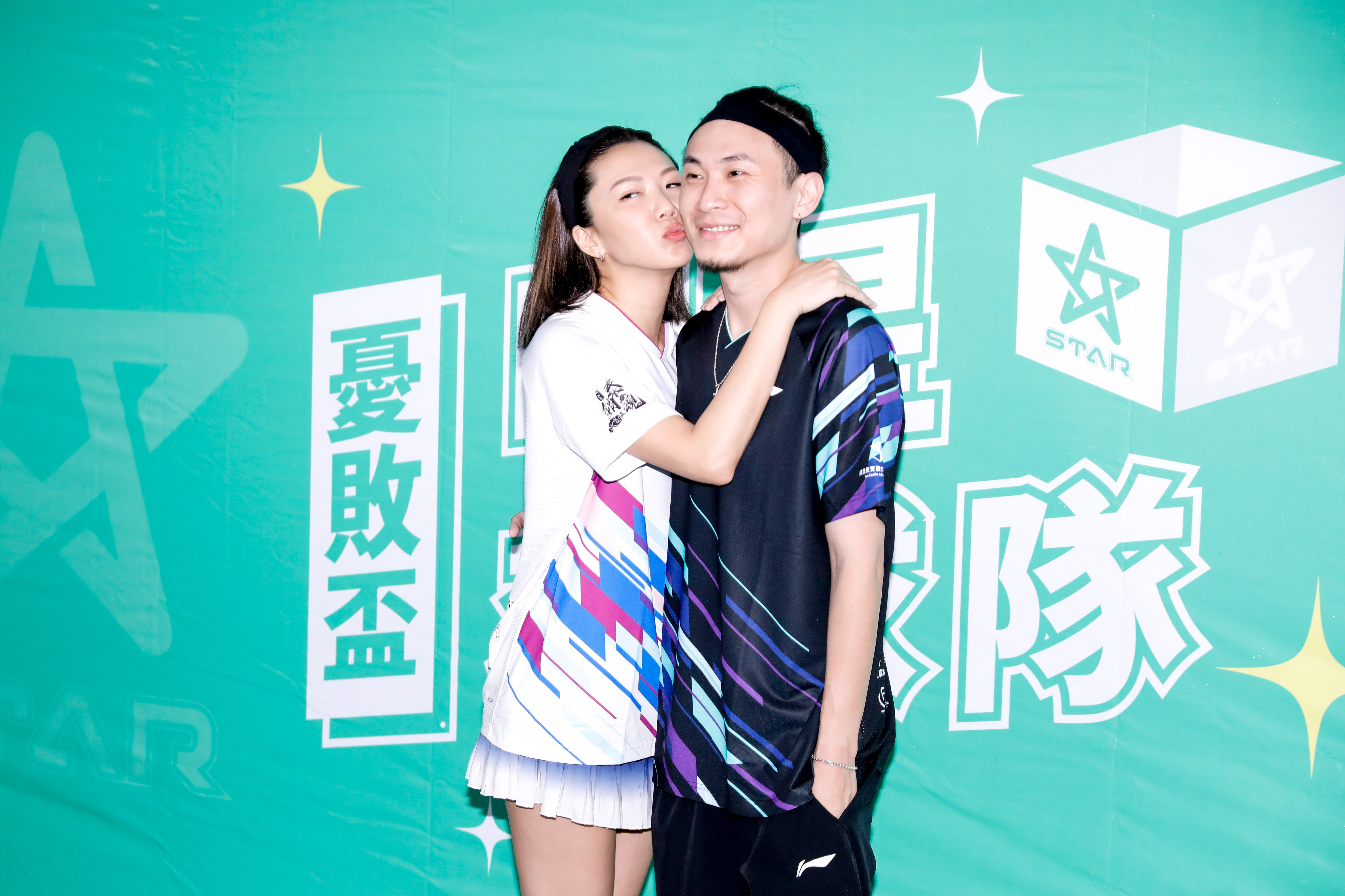 大牙（周宜霈）今和羽球教練老公廖勛威舉行憂敗盃明星羽球賽。