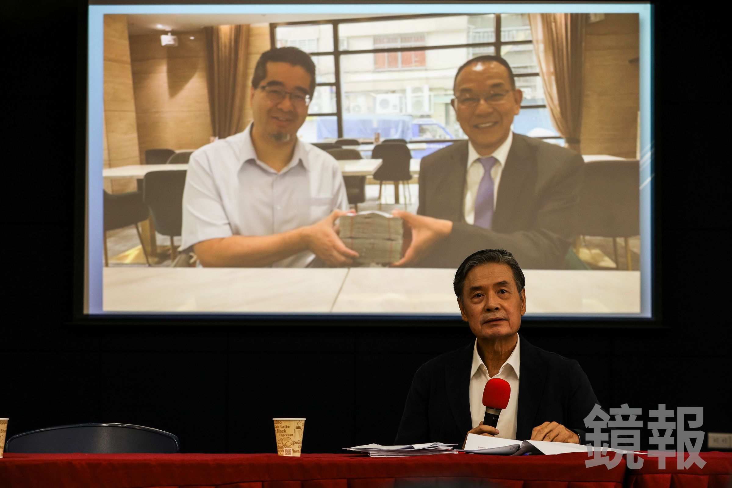 金溥聰今召開記者會控訴蕭旭岑、王光慈背信、侵占,甚至架空馬英九。(鏡報鄒保祥)