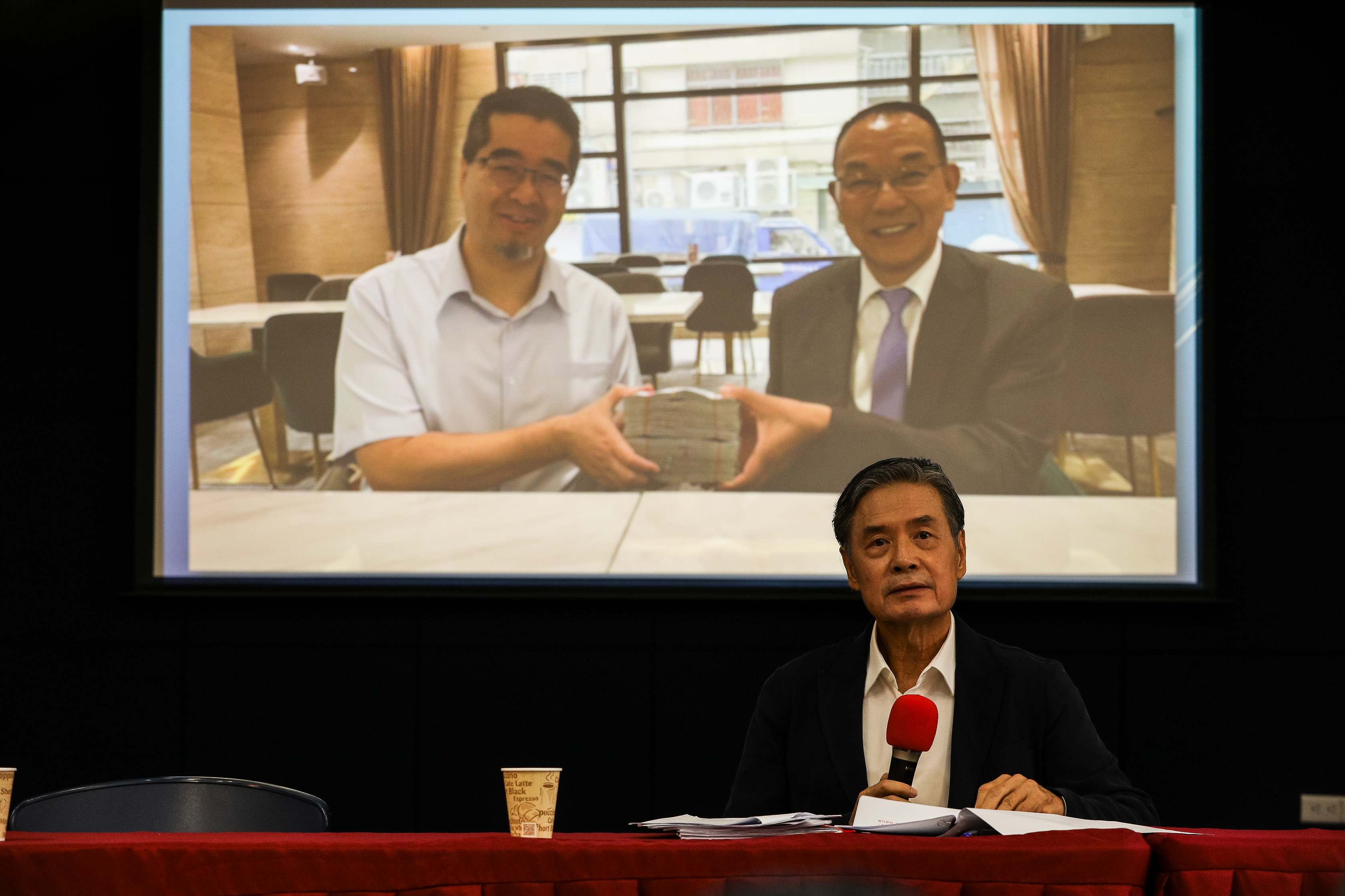 金溥聰今召開記者會控訴蕭旭岑、王光慈背信、侵占，甚至架空馬英九。（鏡報鄒保祥）