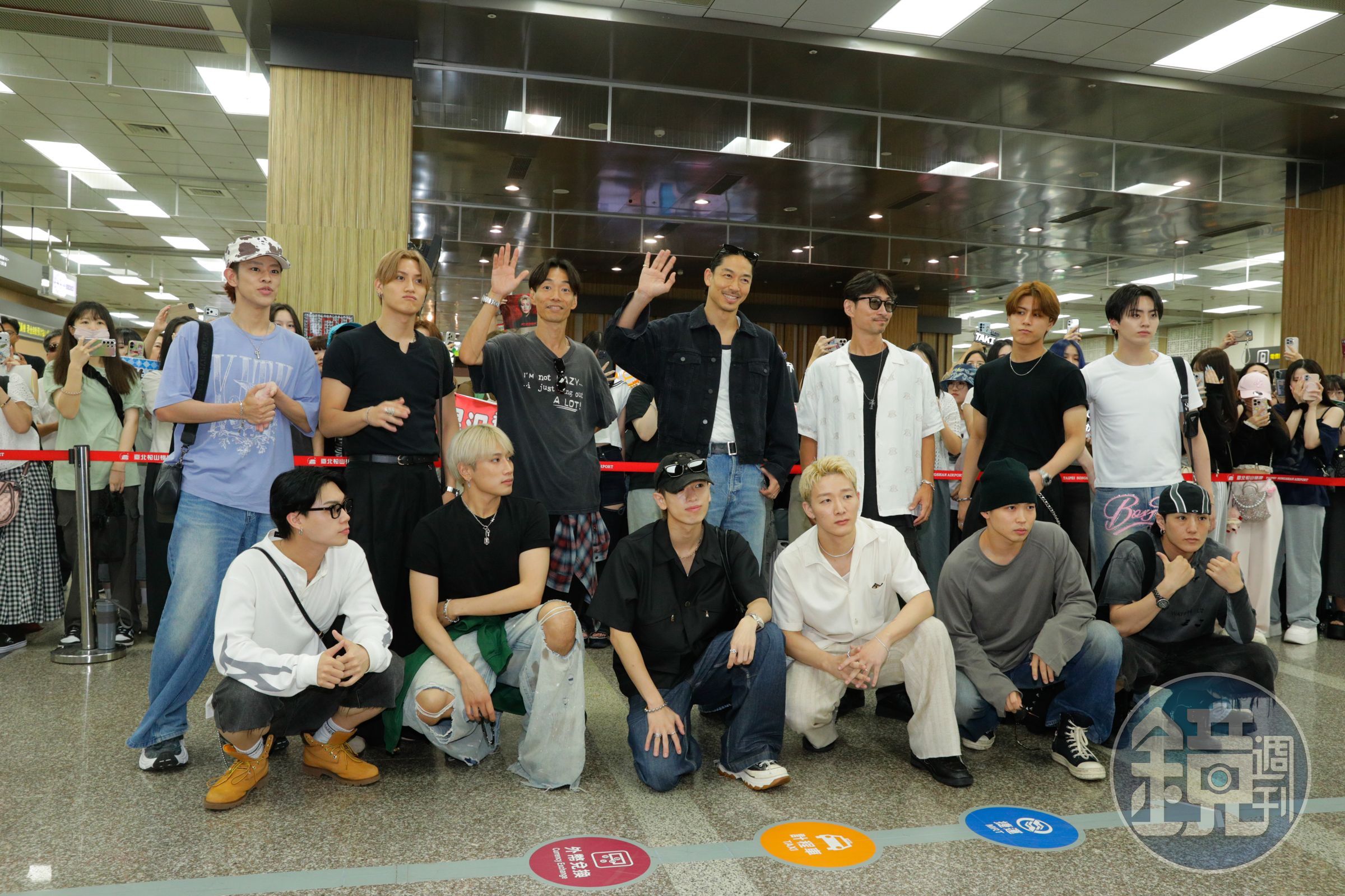 AKIRA與EXILE MAKIDAI、DOBERMAN INFINITY成員P-CHO、TJBB合照。（後排左起TAKUMI 、 AOI 、 P-CHO 、 EXILE AKIRA 、 EXILE MAKIDAI 、 SHIGETORA 、 TAKI、前排左起 YUHI 、AERON 、 KOTA 、 SHOW 、 HINATA 、NOSUKE）