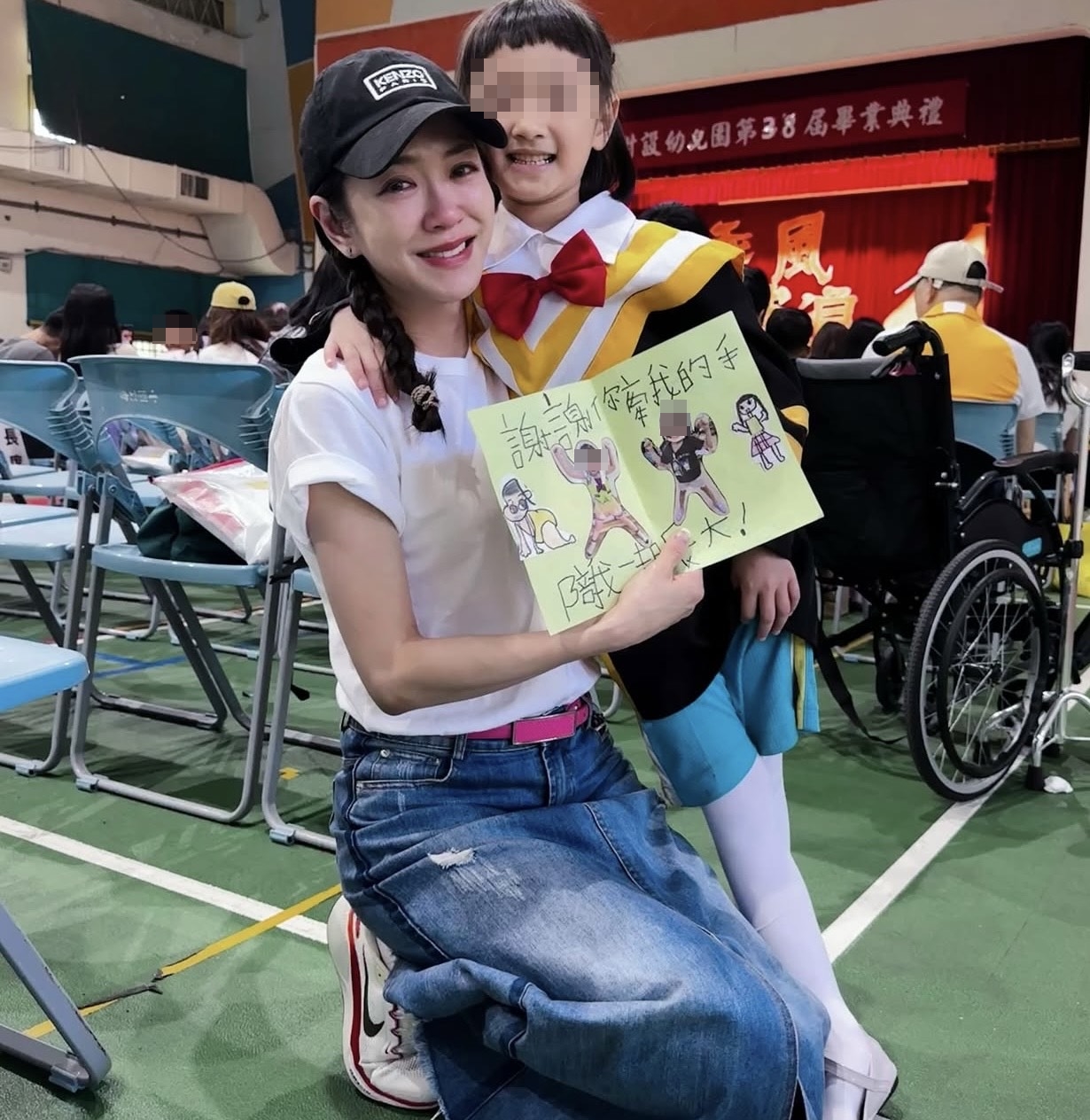 感動女兒的蛻變，楊千霈整場典禮都淚眼盈眶。（翻攝自楊千霈IG）