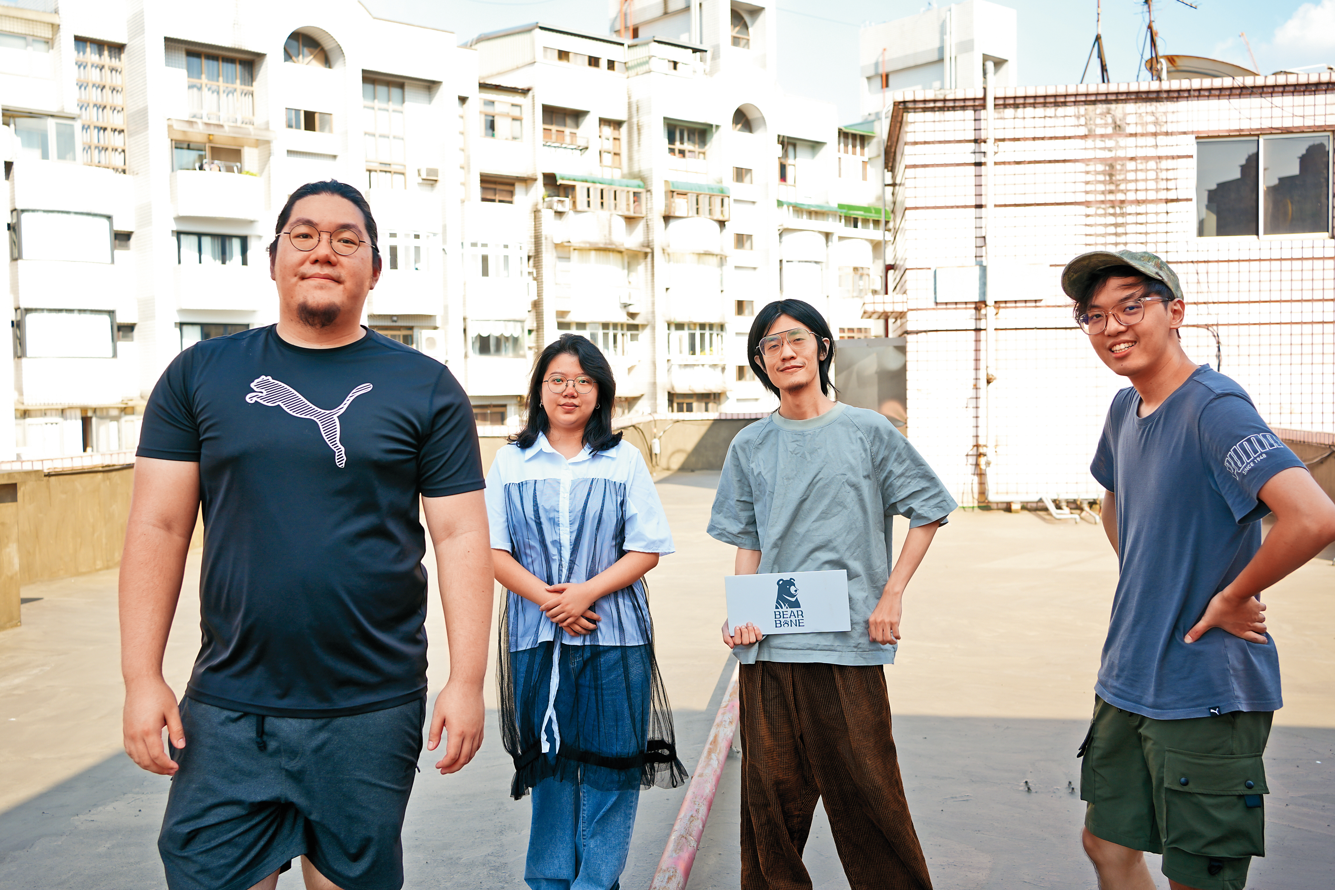 熊骨原是學生團隊，製作人張秉華（左1）在大學時即開始發想《沉沒意志》的故事。