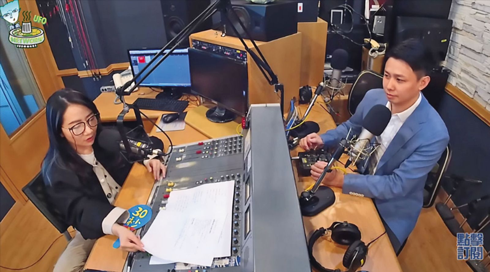 殷碩韓（右）經營社群有成，主持人陶晶瑩（左）還曾專訪他。（翻攝飛碟聯播網陶色新聞）