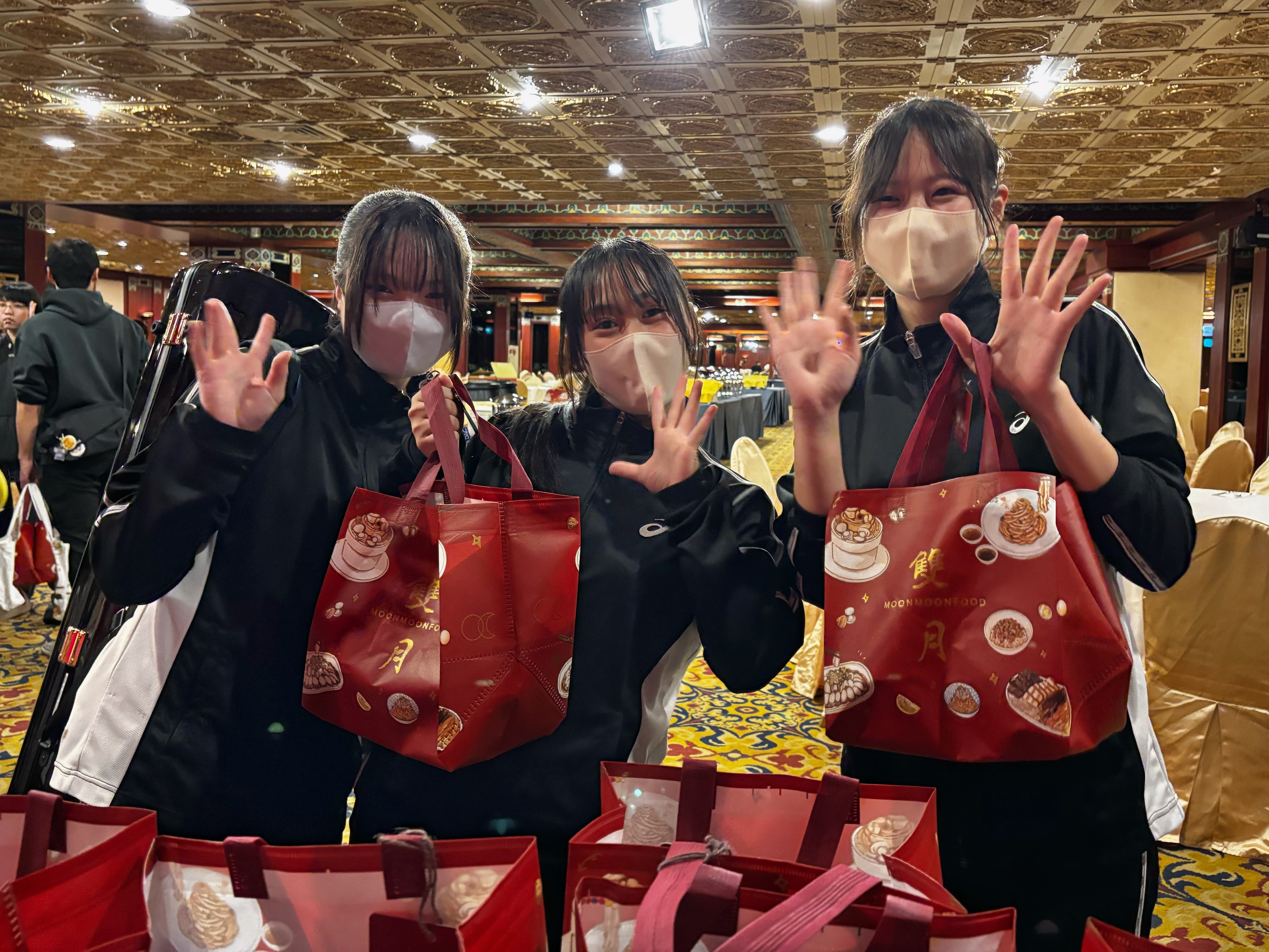 日本的「翡翠騎士」與「橘色惡魔」受邀來台演出，為迎接這群貴客，文總、副總統蕭美琴連兩晚準備台式宵夜款待。（文總提供）