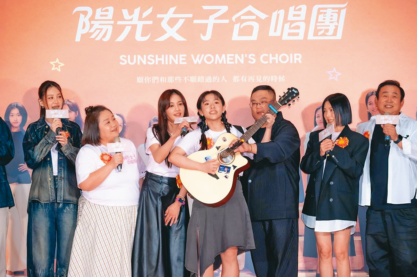 羅晨恩（左4）在《陽光女子合唱團》飾演女主角陳意涵（左3）的女兒。（翻攝自羅晨恩IG）