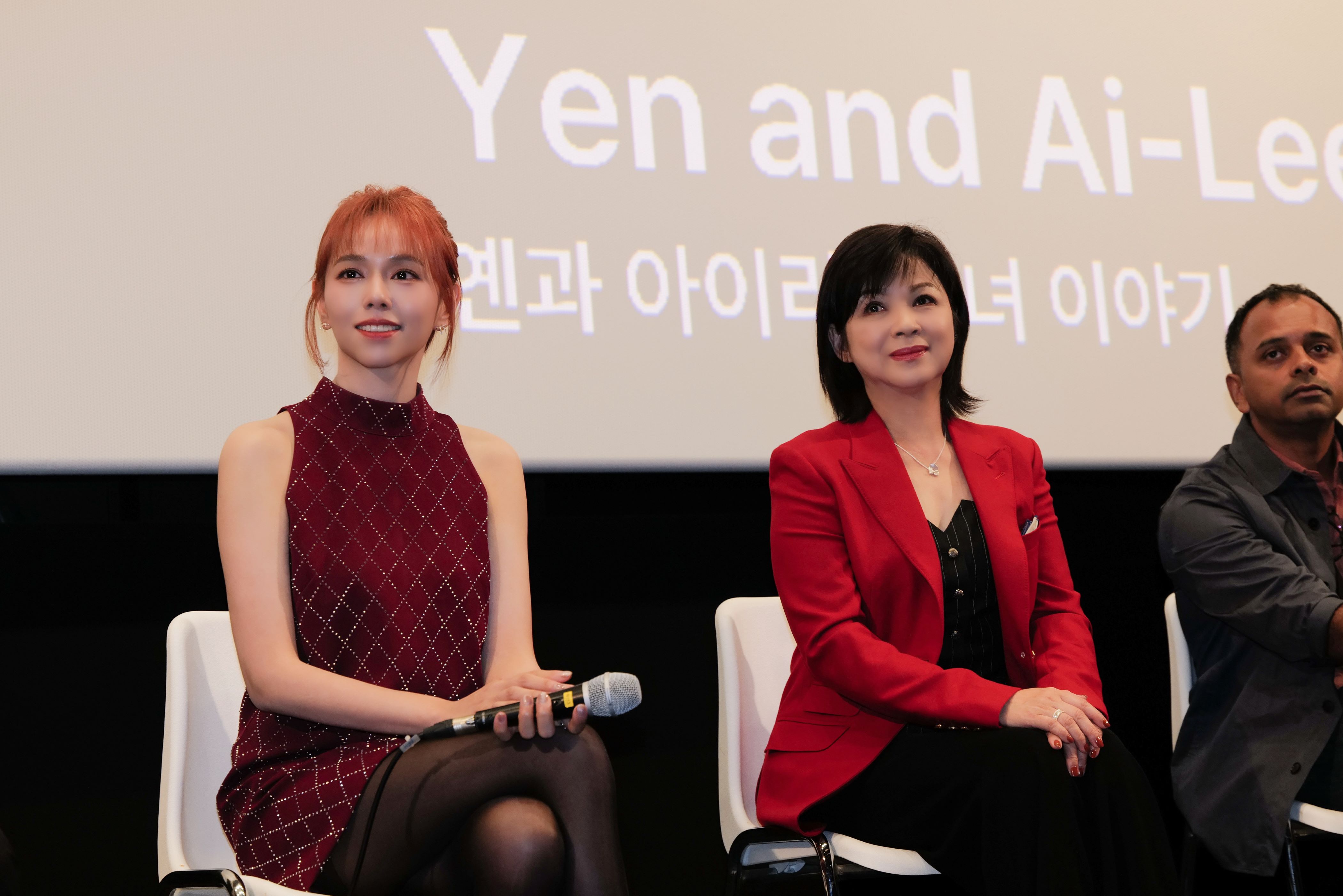 楊貴媚（右）與夏于喬（左）出席《小雁與吳愛麗》釜山影展世界首映後座談。（牽猴子提供）