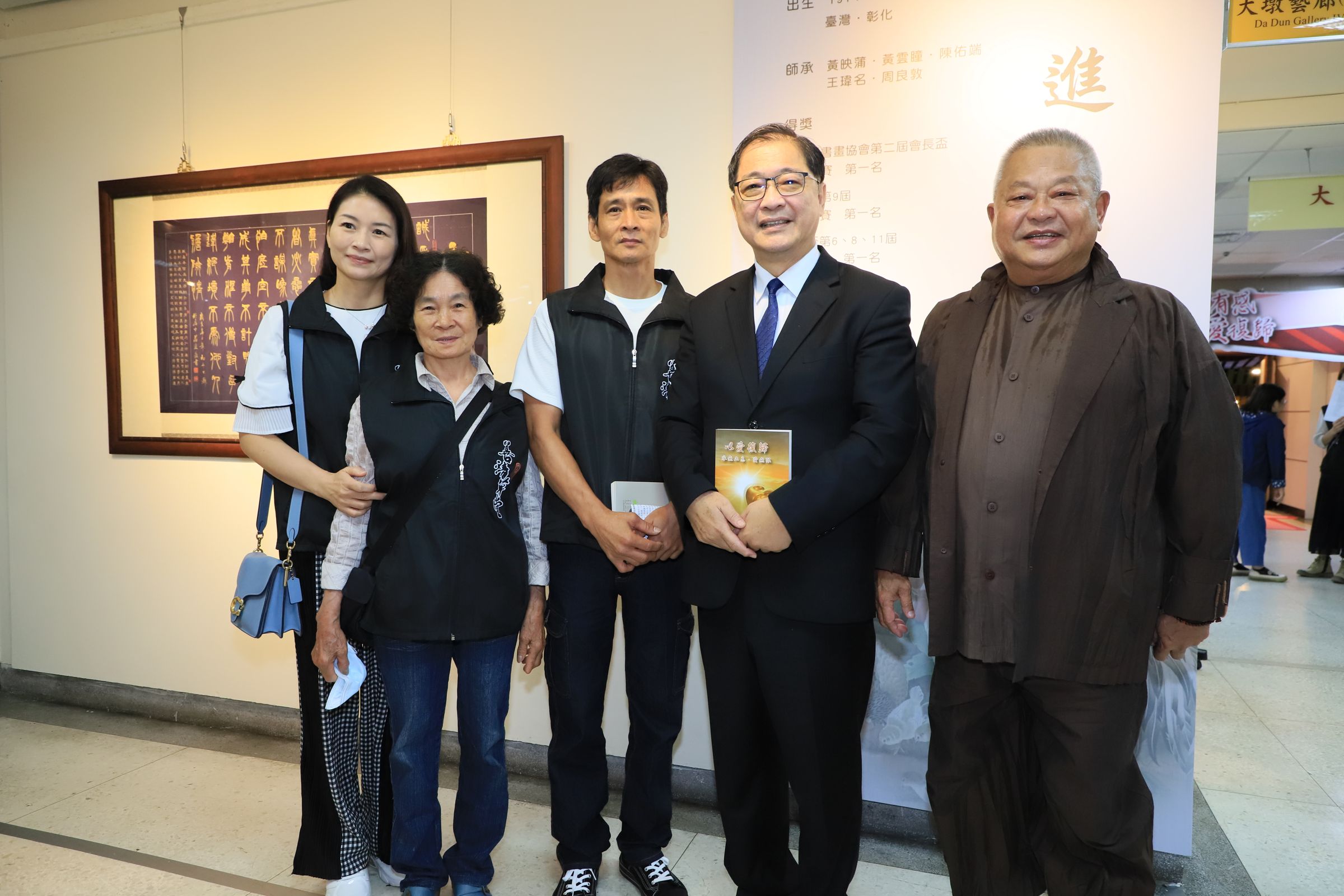 莊進益的母親(左二)和妻子(左一)給他很大的鼓勵,右二是法務部長鄭銘謙、右一是監獄藝術導師黃映蒲。(更保提供)