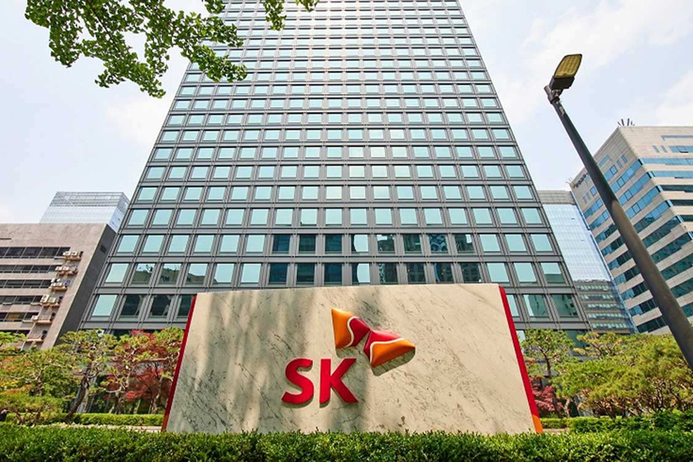 韓國南韓SK集團會長崔泰源的離婚案一審判決將支付1.38兆韓元(約新台幣325億元)現金及20億韓元(約新台幣4,700萬元)的精神損害賠償金。(翻攝自SK官網)
