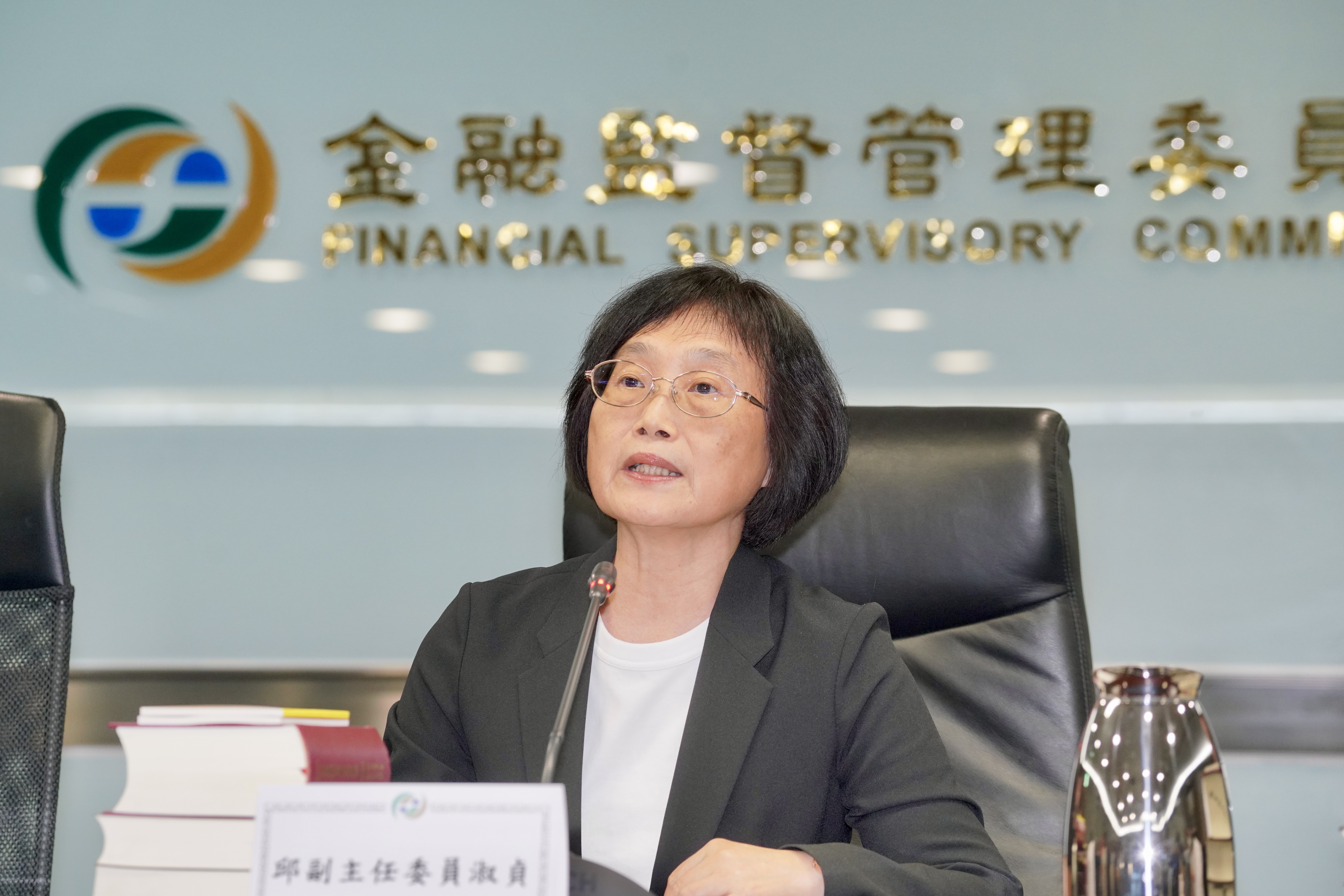 金管會副主委邱淑貞宣布，中信金公開收購新光金一案予以緩議。