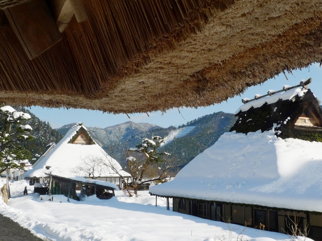 網友抱怨台灣遊客放任小孩在小合掌村打雪仗喧鬧，無視當地「保持安靜」的規定。（示意圖，photoAC）