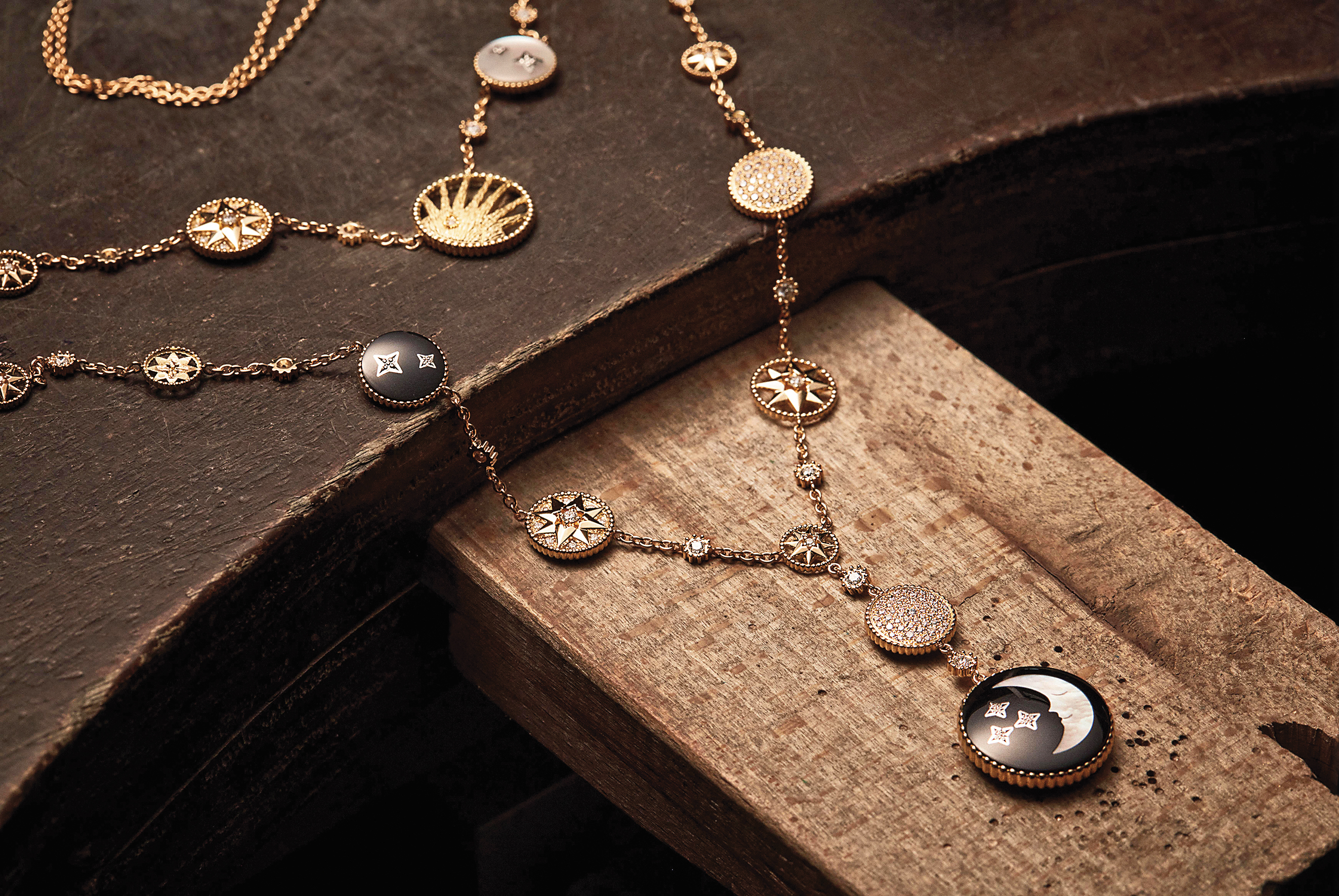 個人風格強烈的Rose Céleste項鍊，融合幾何結構與星月意象，令藏家傾心。（Loewe提供）