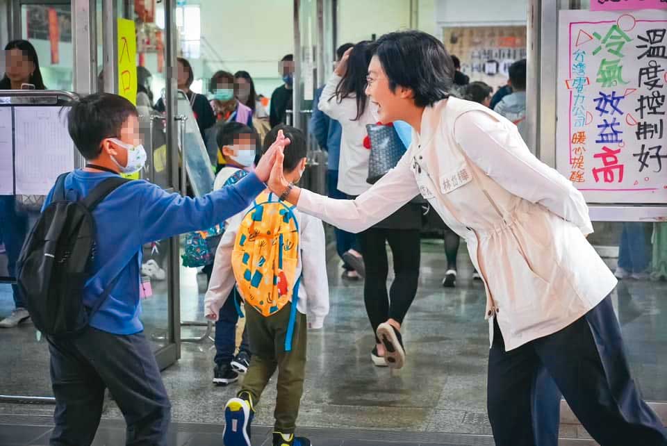 林岱樺（右）2月16日傳照問住持「小女子的新背心穿起來如何？」同天也在臉書分享自己的跑攤戰袍新背心。（翻攝林岱樺臉書）