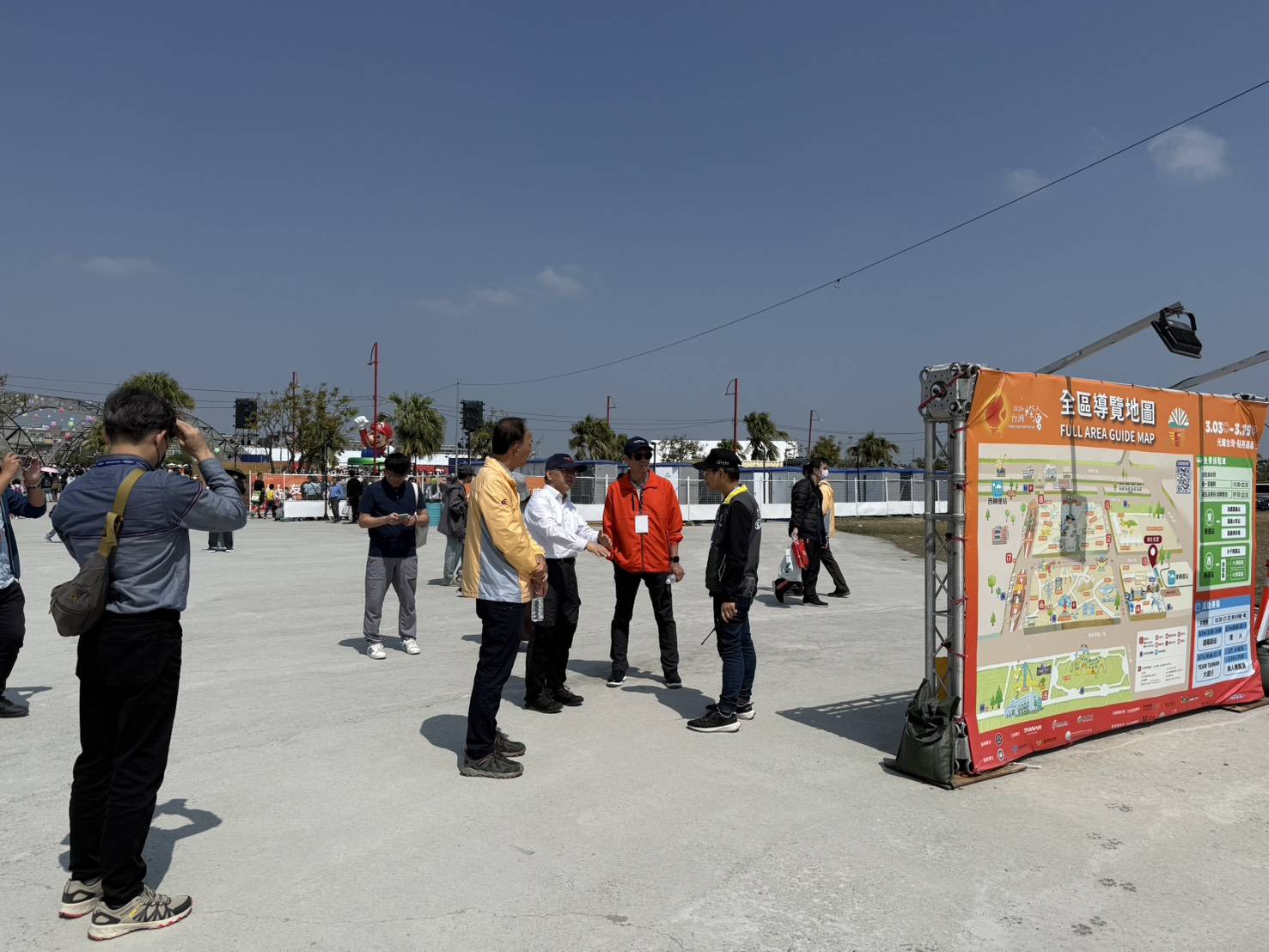 今（8）日上交通部政務次長陳彥伯親赴嘉義縣永慶高中指揮中心召開會議，嘉義縣政府由劉培東副縣長率縣府團隊出席討論。（交通部提供）