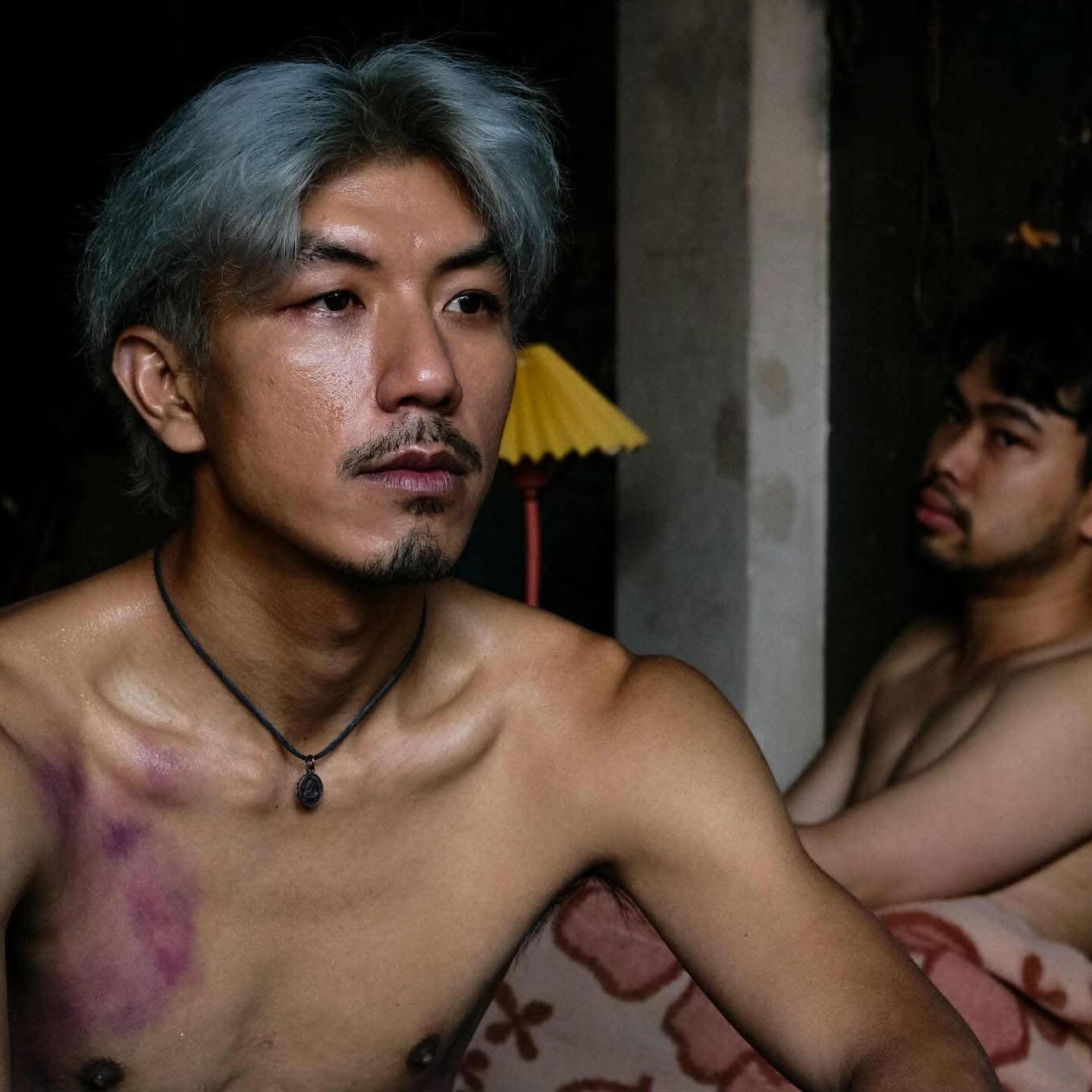 北影影帝萬洛（左）在《有用的鬼》染了一頭銀髮，片中的「鬼」髮色都不同，導演林金偉表示在泰國每個顏色都有政治意義，但他並不想被局限，希望觀眾自由解讀。（翻攝萬洛IG）