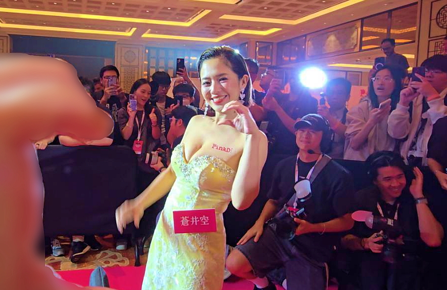 從攝影師們的笑容便可以感受到果然是「大家的蒼老師！」